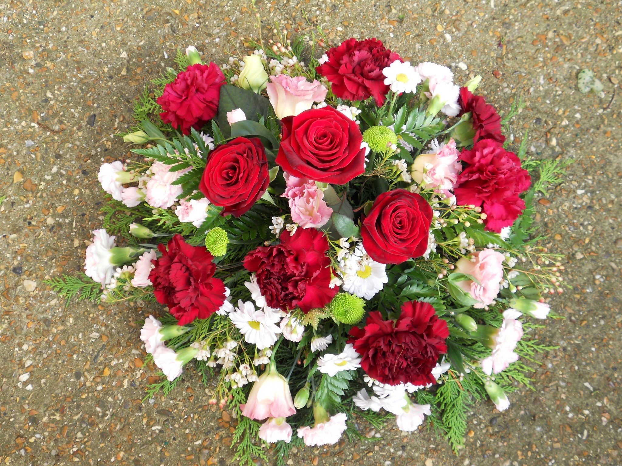 Red and pink flower arrangement with roses and carnations HD Wallpaper