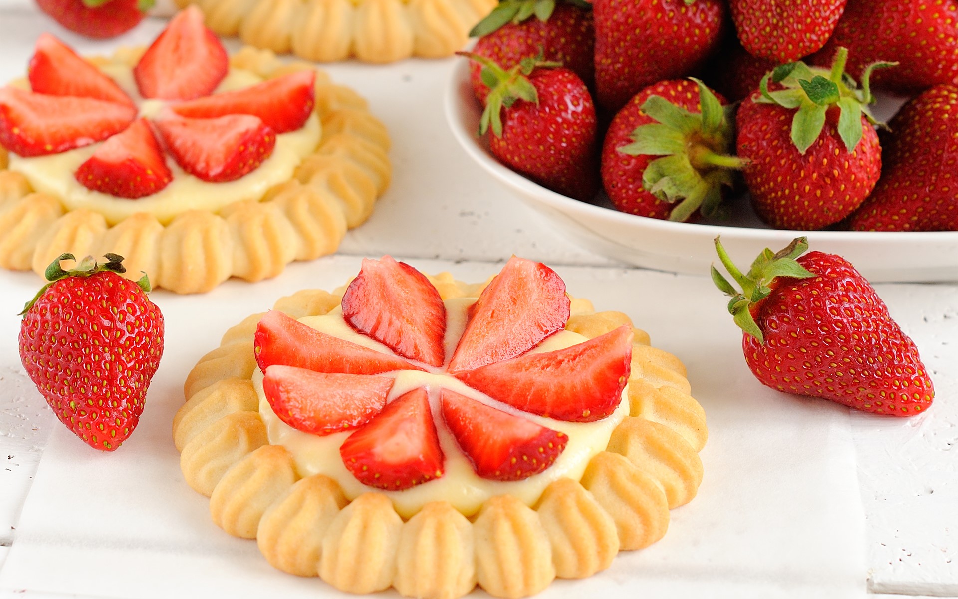 Strawberry cream tarts with fresh strawberries HD Wallpaper