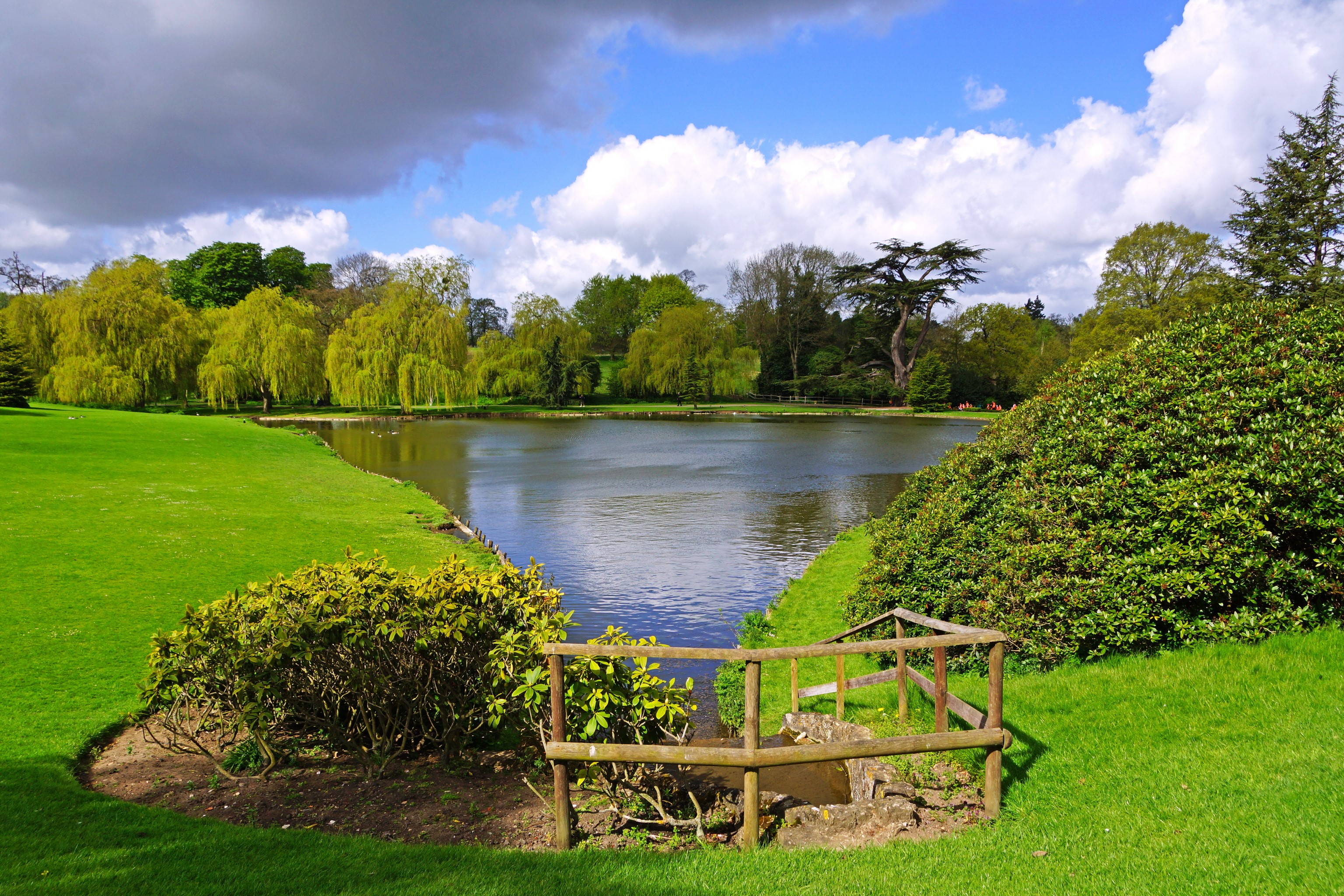 Leeds Castle pond and gardens in England HD Wallpaper