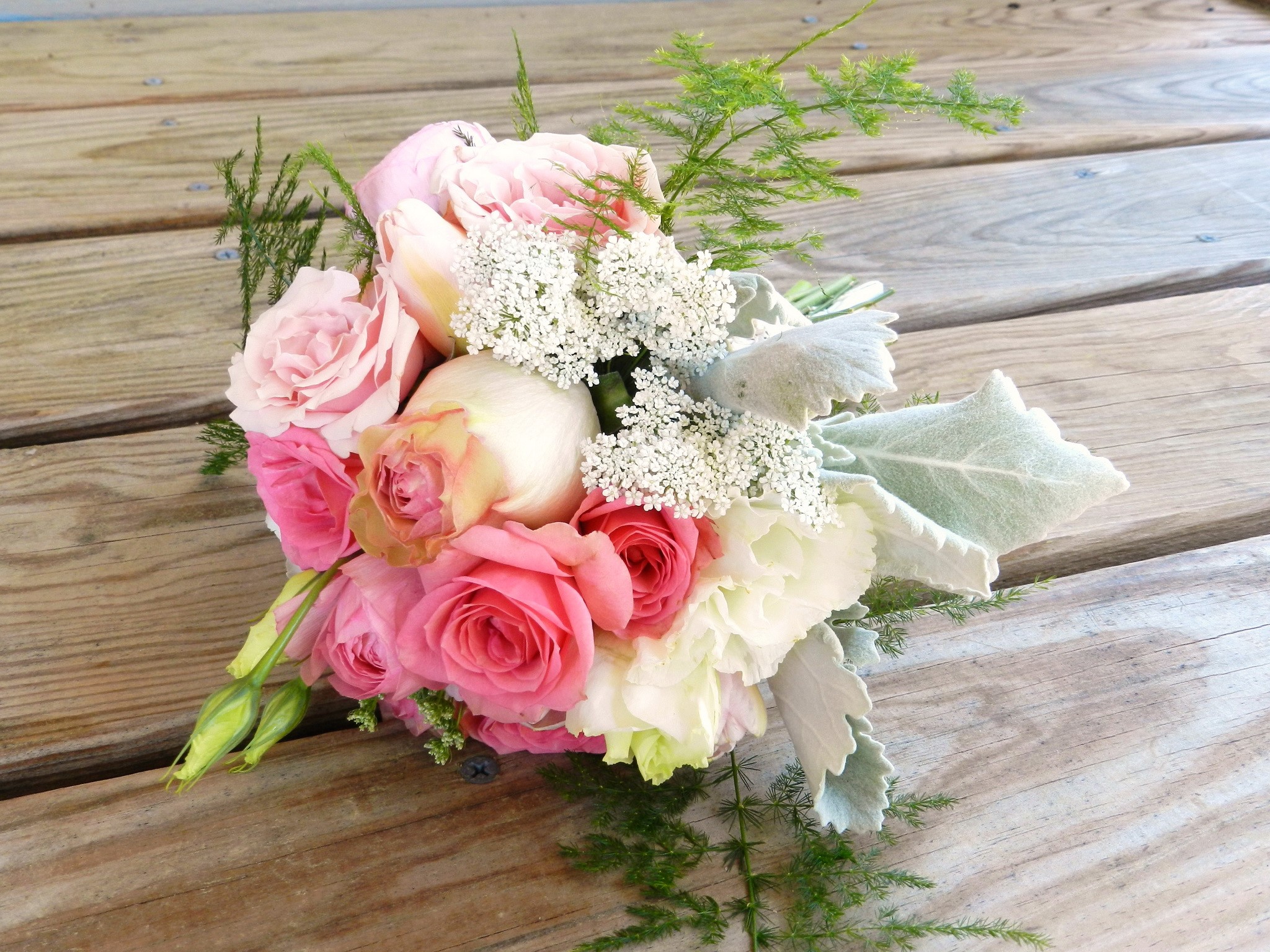 Pink and white roses bouquet on wooden planks HD Wallpaper