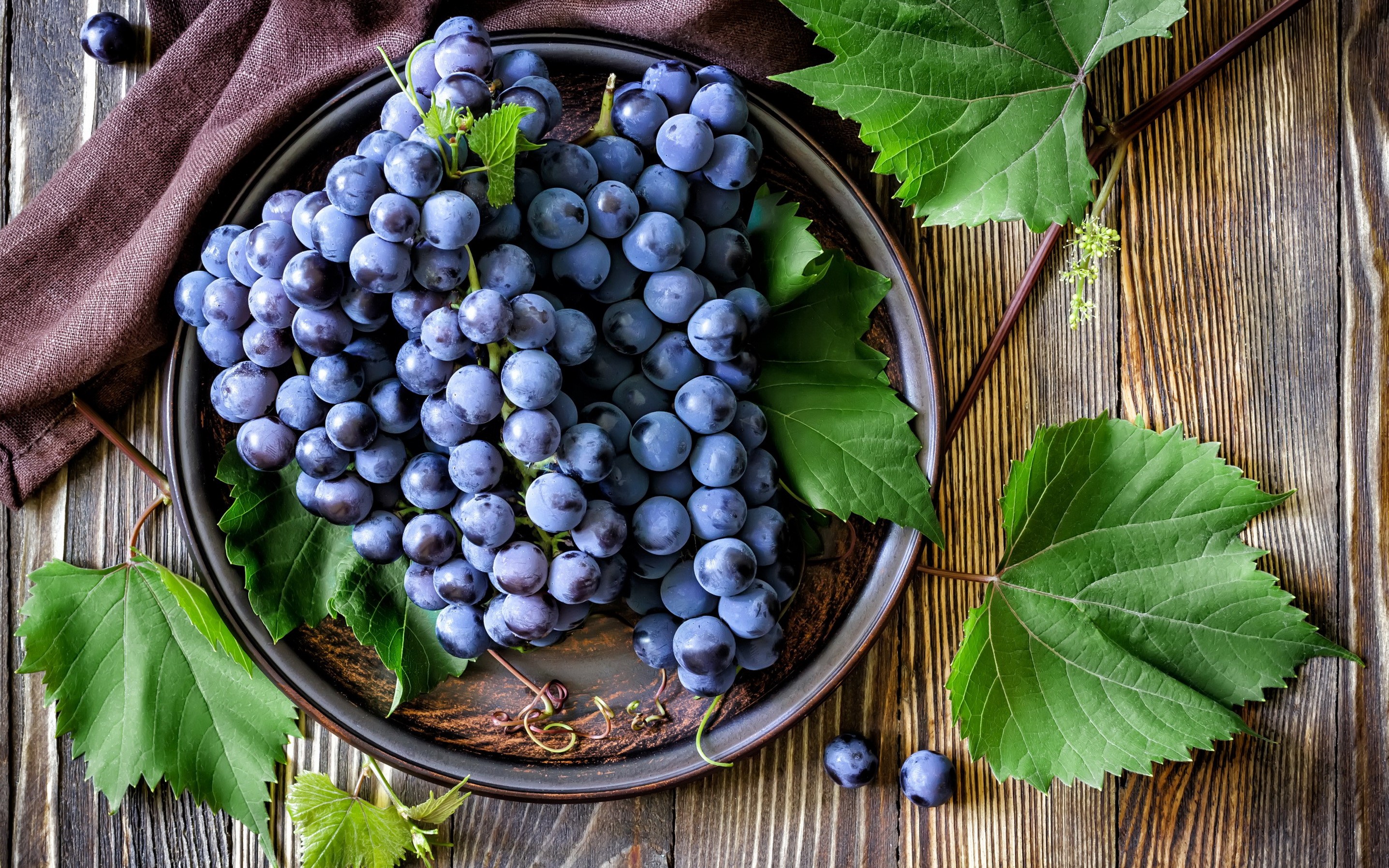 Grapes on a plate with leaves HD Wallpaper