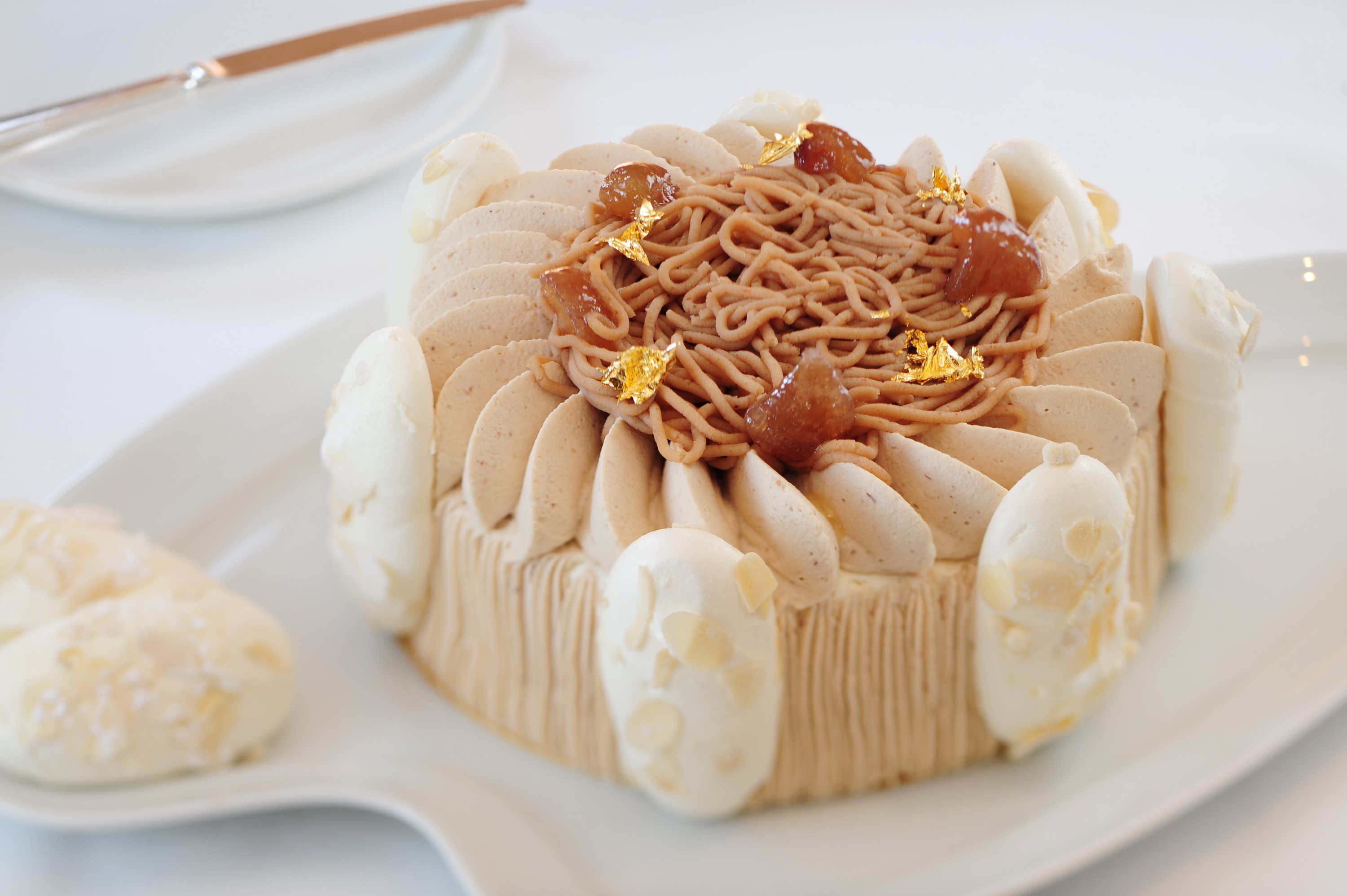 Chestnut Mont Blanc cake with meringue and gold leaf HD Wallpaper