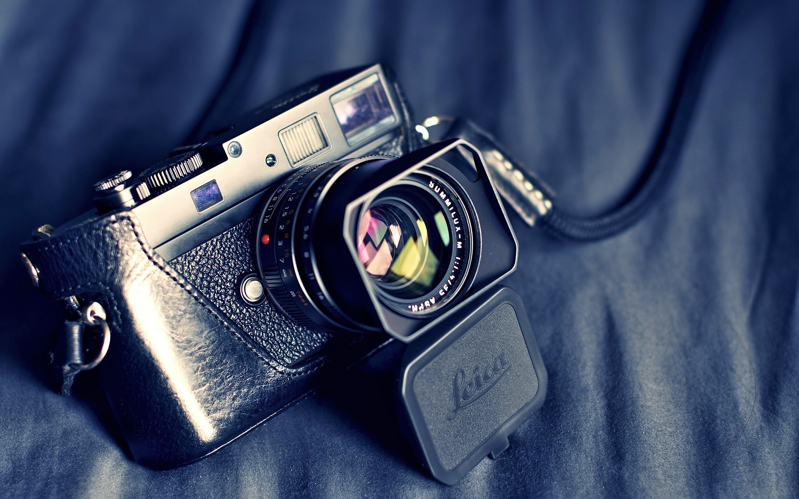 Leica camera with lens and lens cap HD Wallpaper