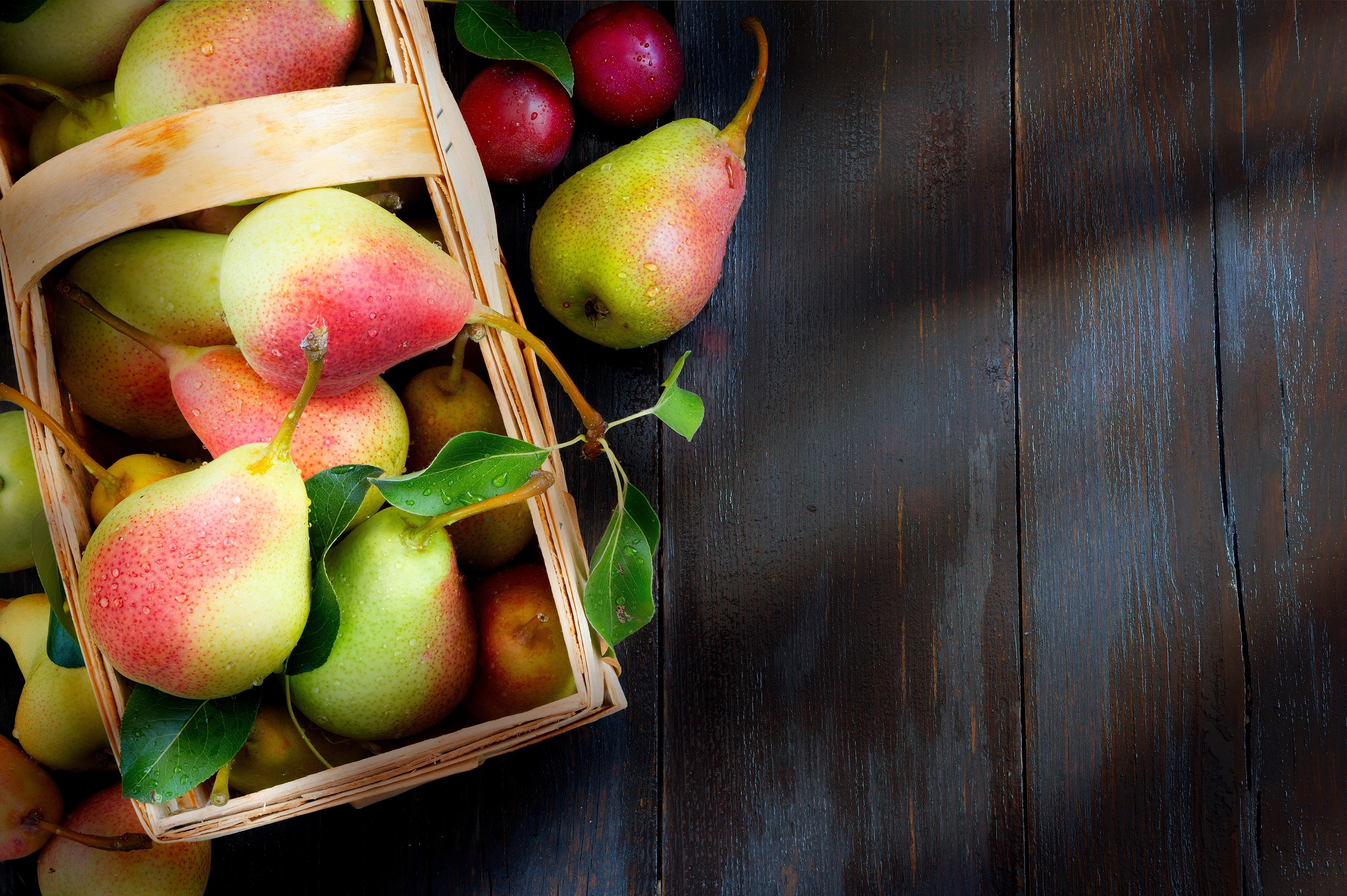 Pears in a Wicker Basket with Drops HD Wallpaper
