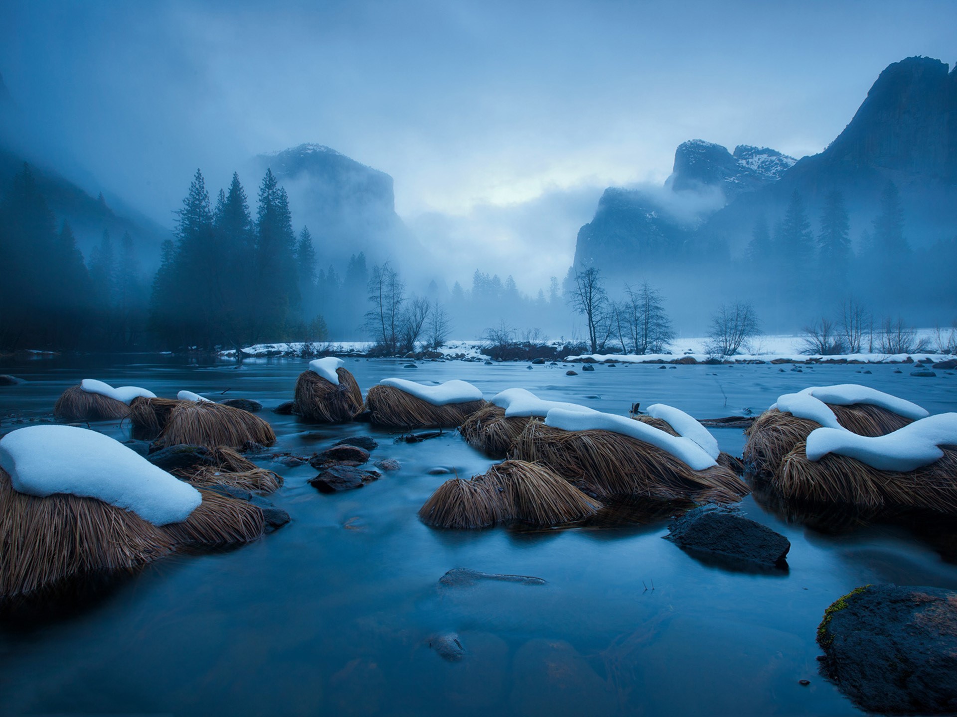 Misty Mountains and River in Winter HD Wallpaper
