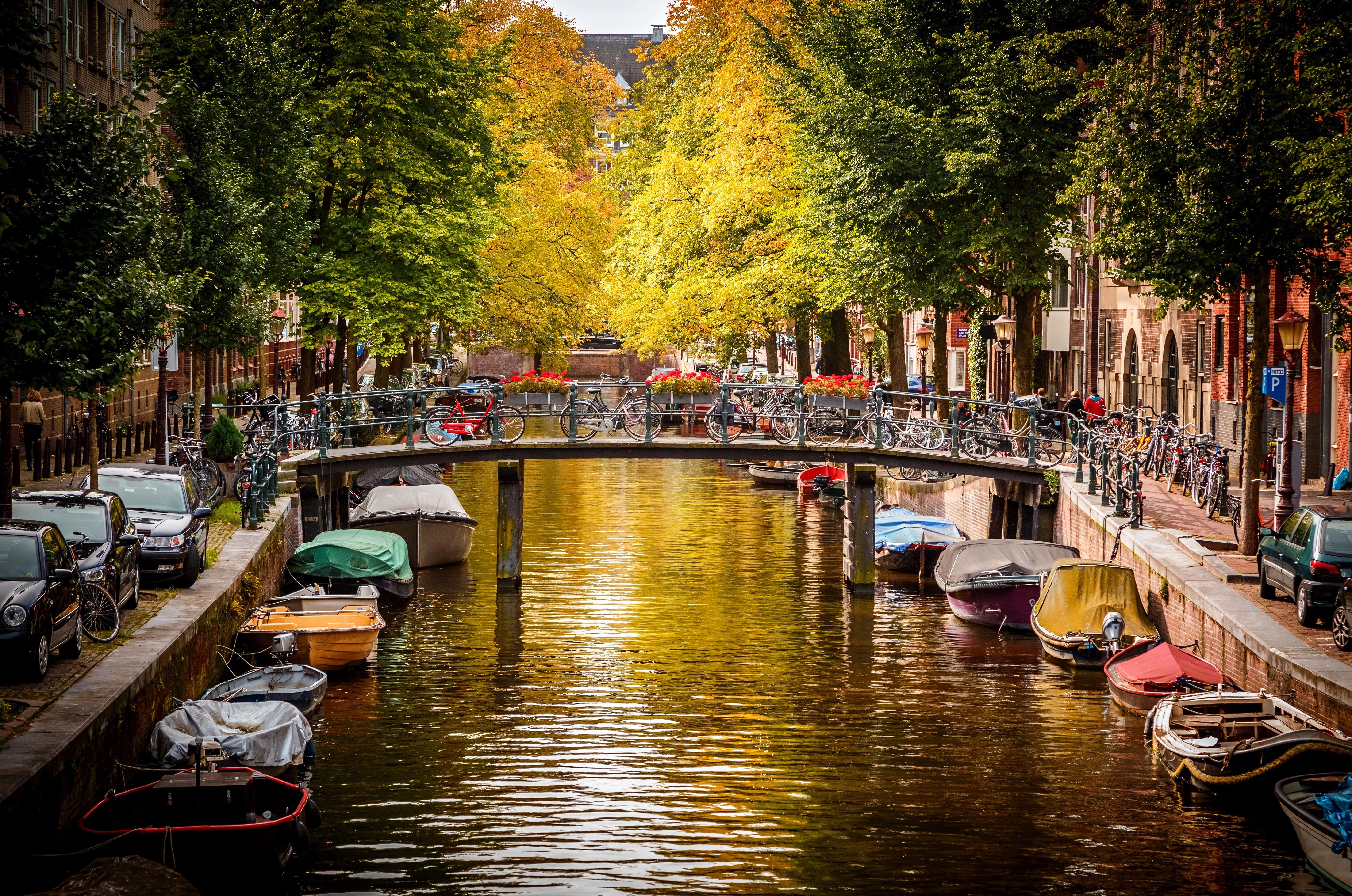 Amsterdam Canal with Bridge and Boats in Autumn HD Wallpaper