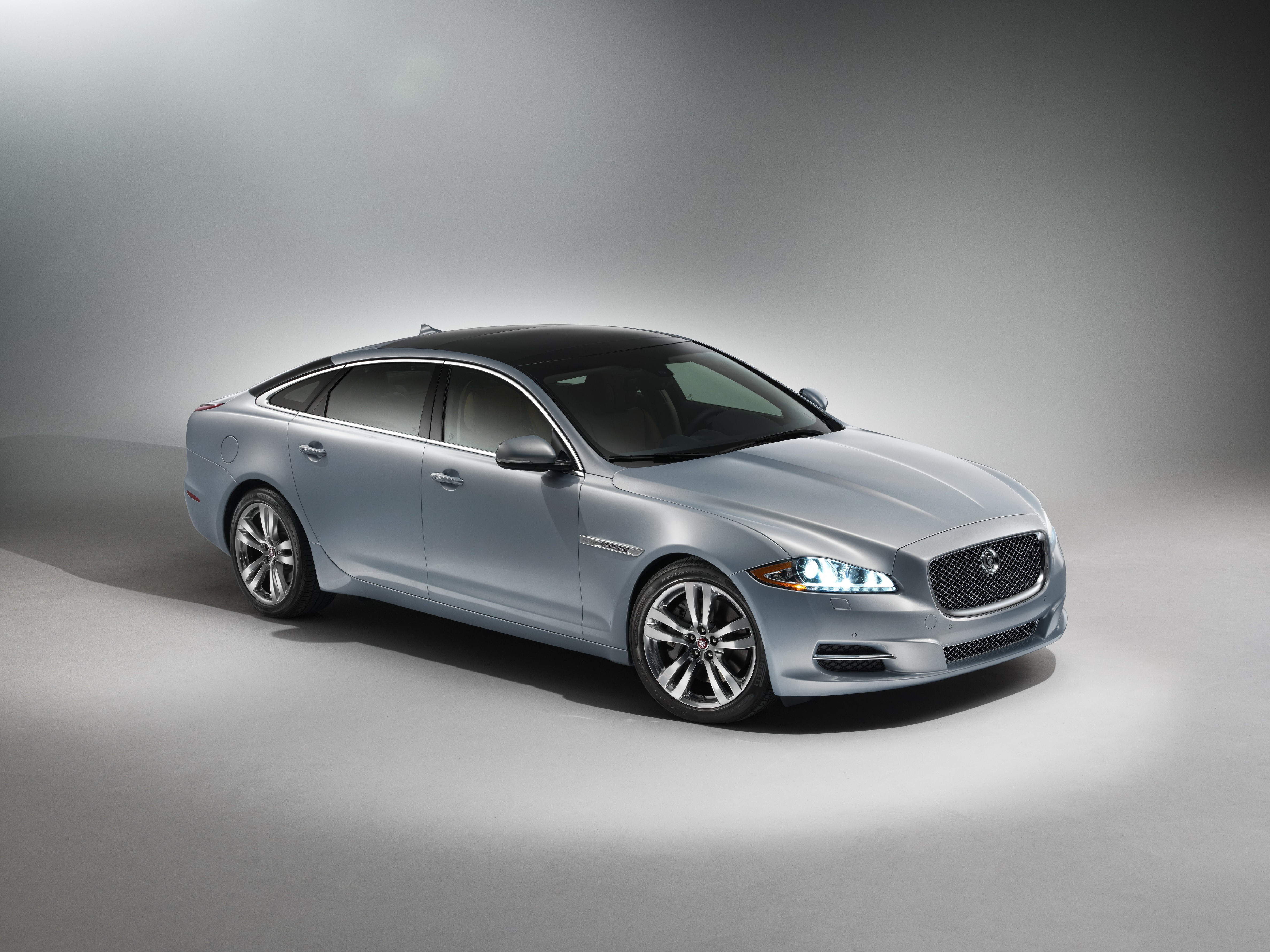 4K 2014 Silver Jaguar XJ HD Wallpaper