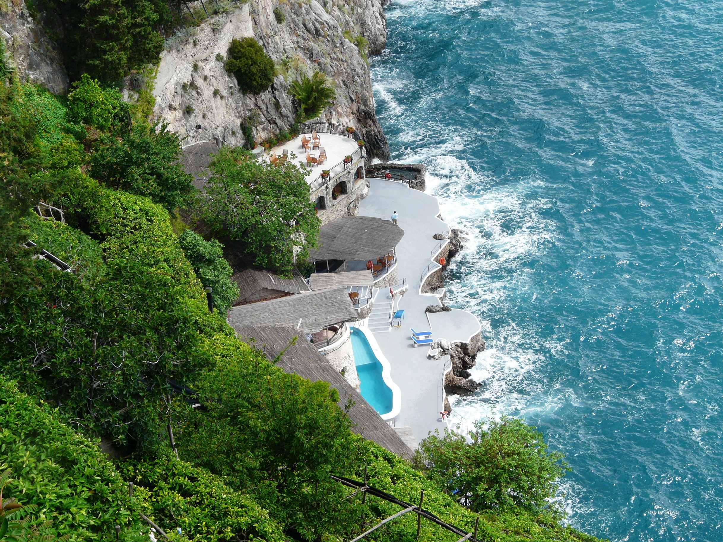 Cliffside resort with pool and ocean view in Italy HD Wallpaper