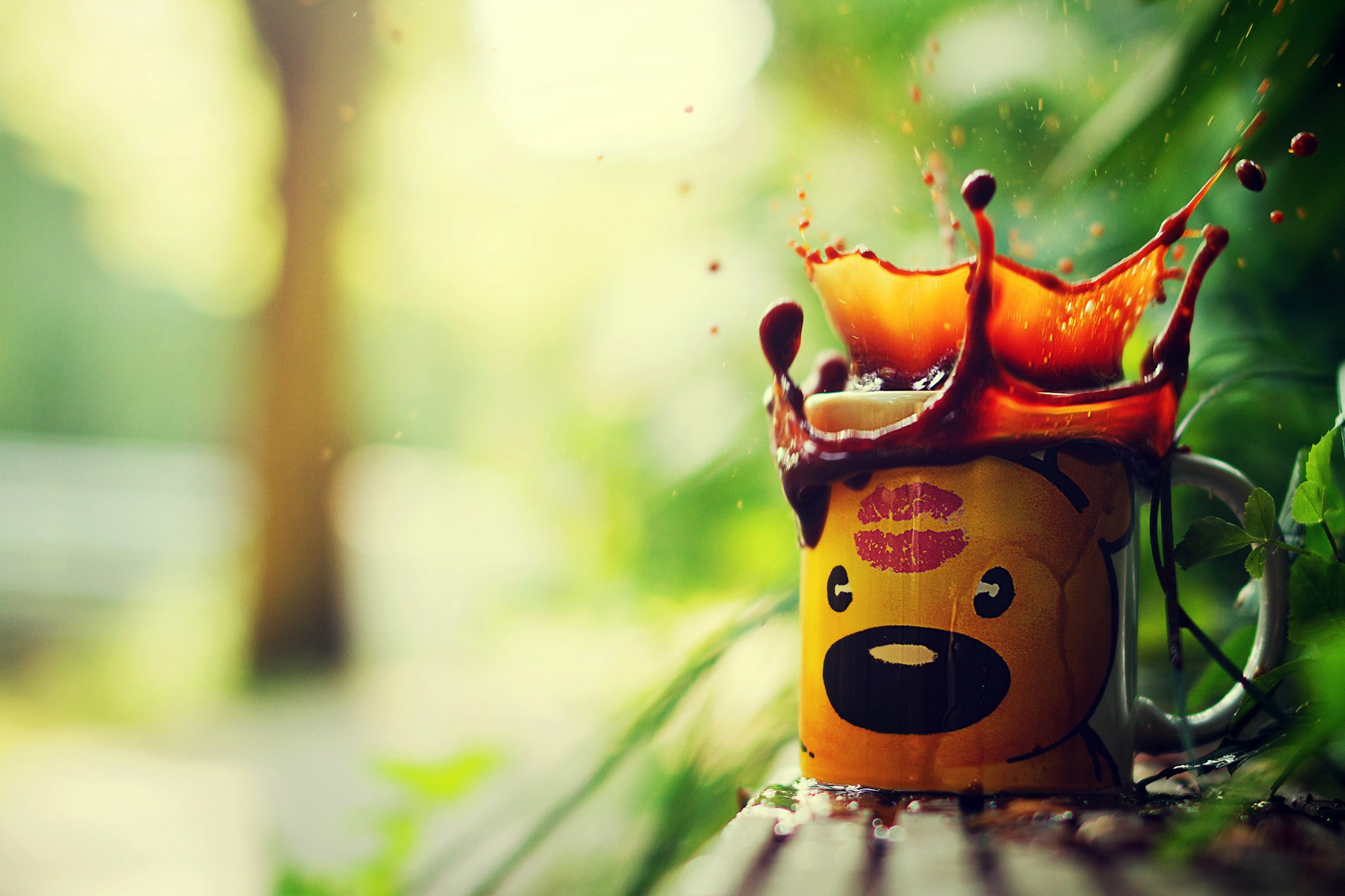 Coffee splash on a bear mug with lipstick kiss HD Wallpaper