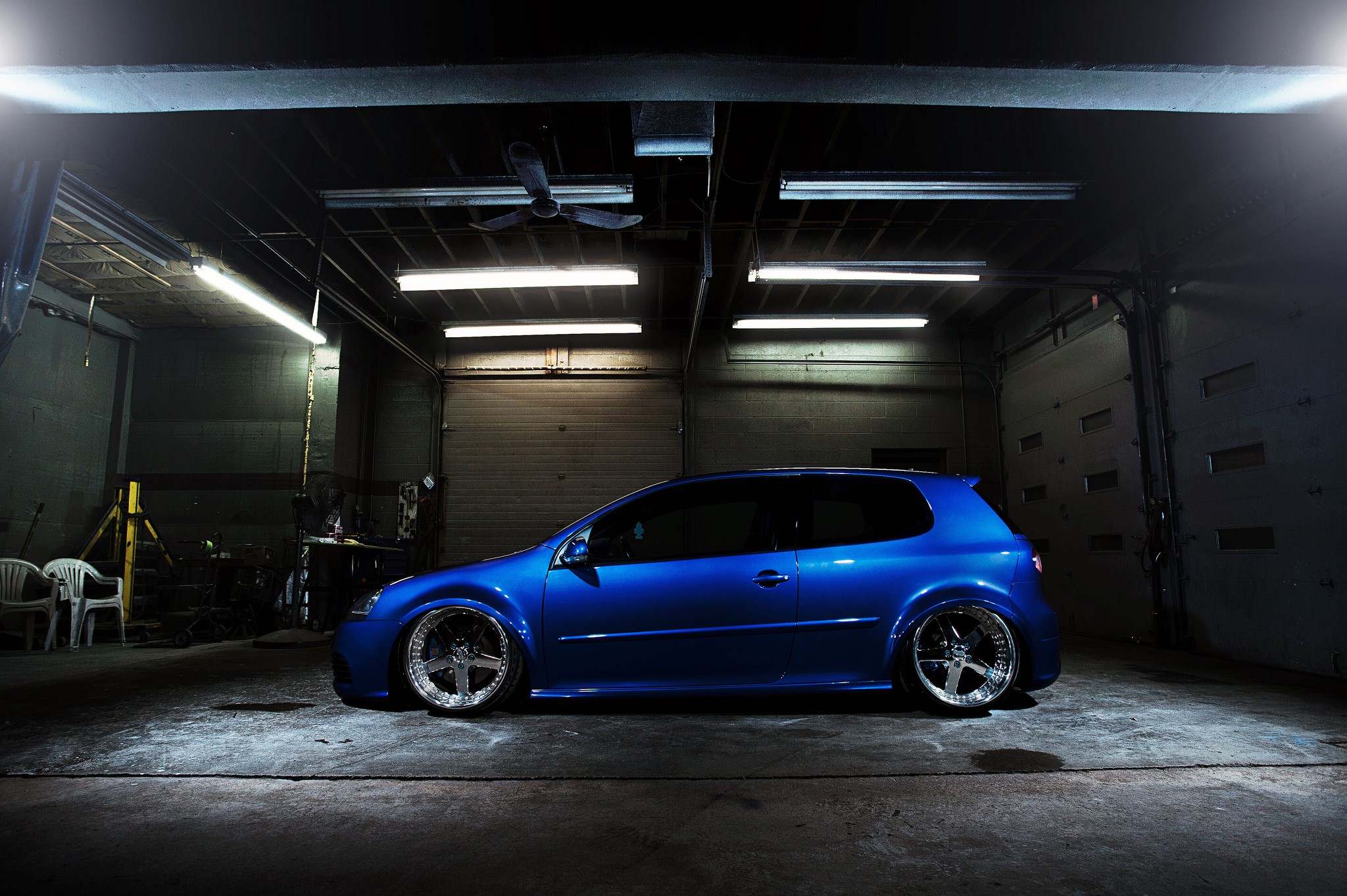 Blue Volkswagen Golf GTI in a garage HD Wallpaper