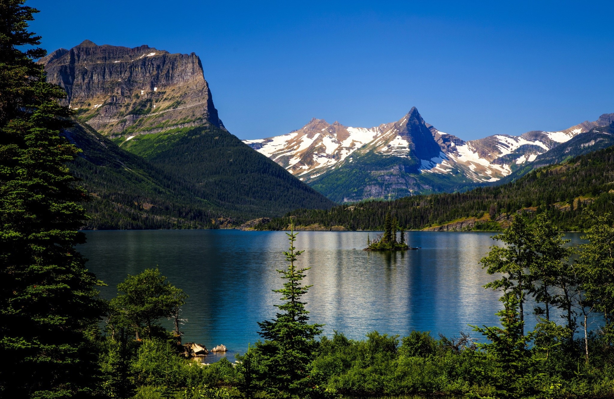 Lake McDonald in Glacier National Park, Montana, USA HD Wallpaper