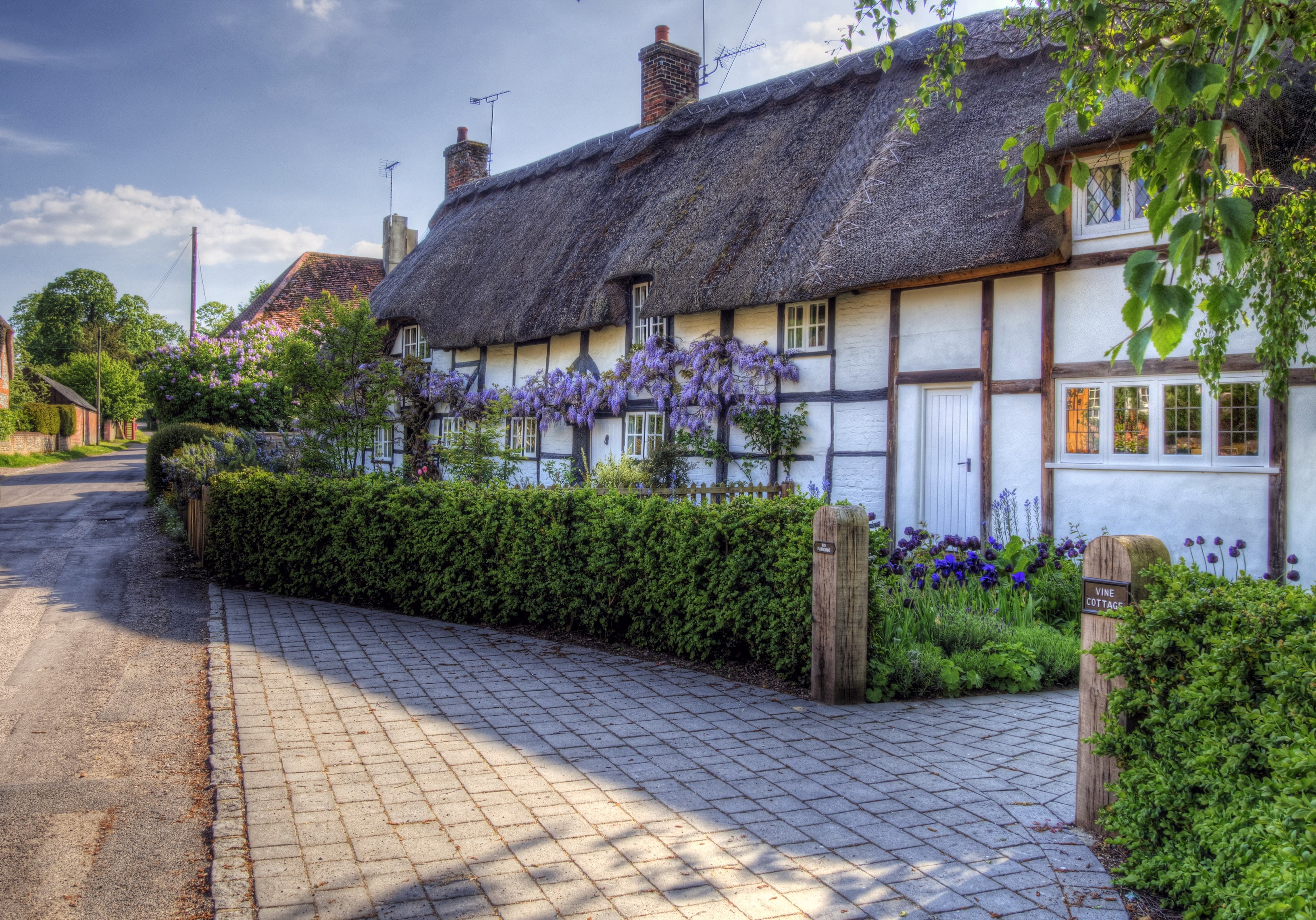 Thatched cottage with wisteria in Easton, Hampshire, England HD Wallpaper