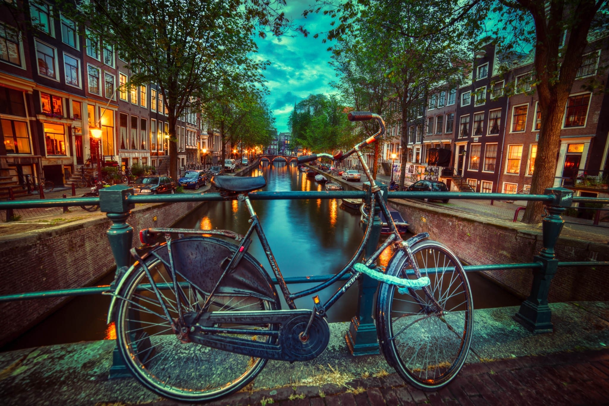 Bicycle on a bridge over a canal in Amsterdam HD Wallpaper