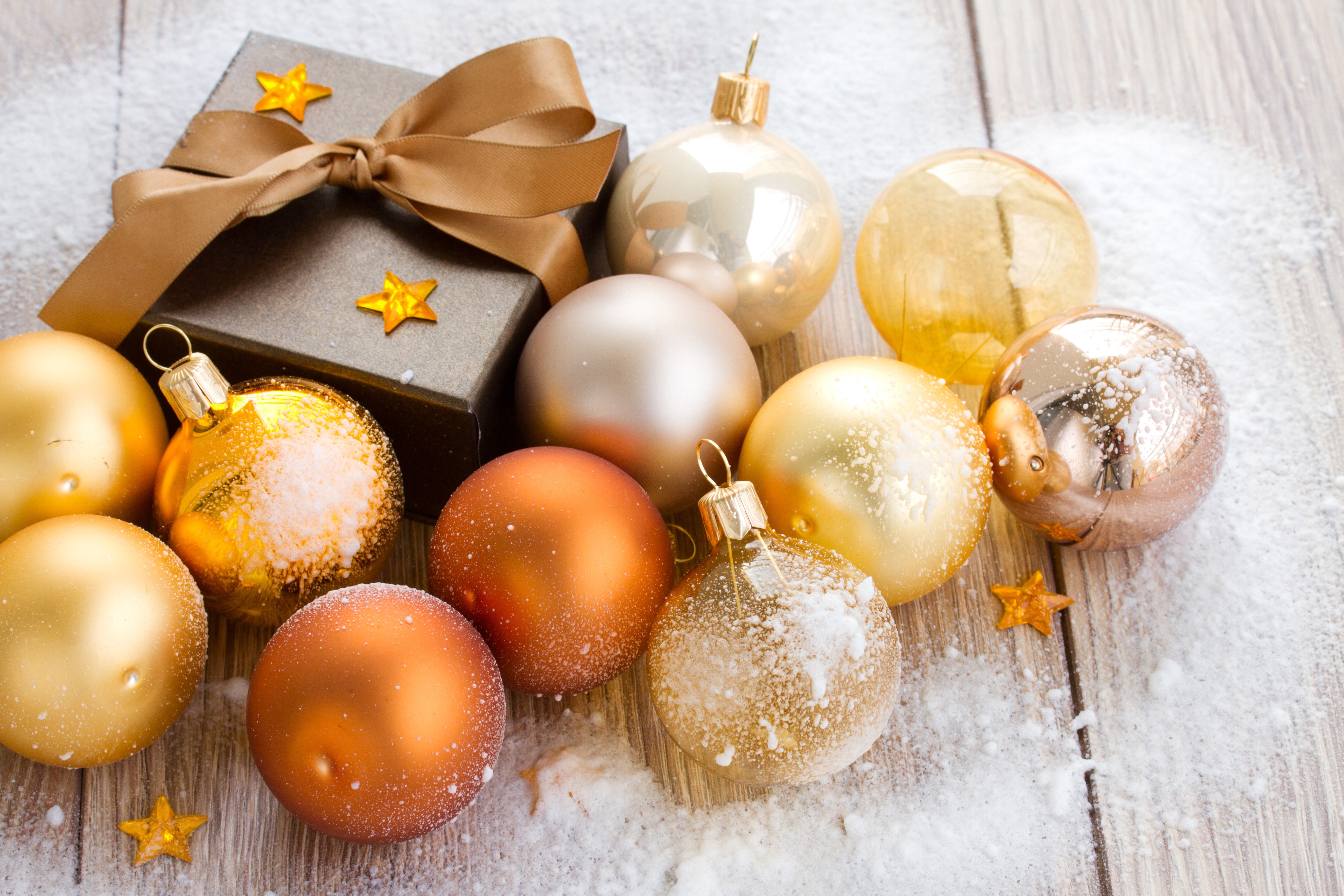 Christmas ornaments and gift box with snow HD Wallpaper