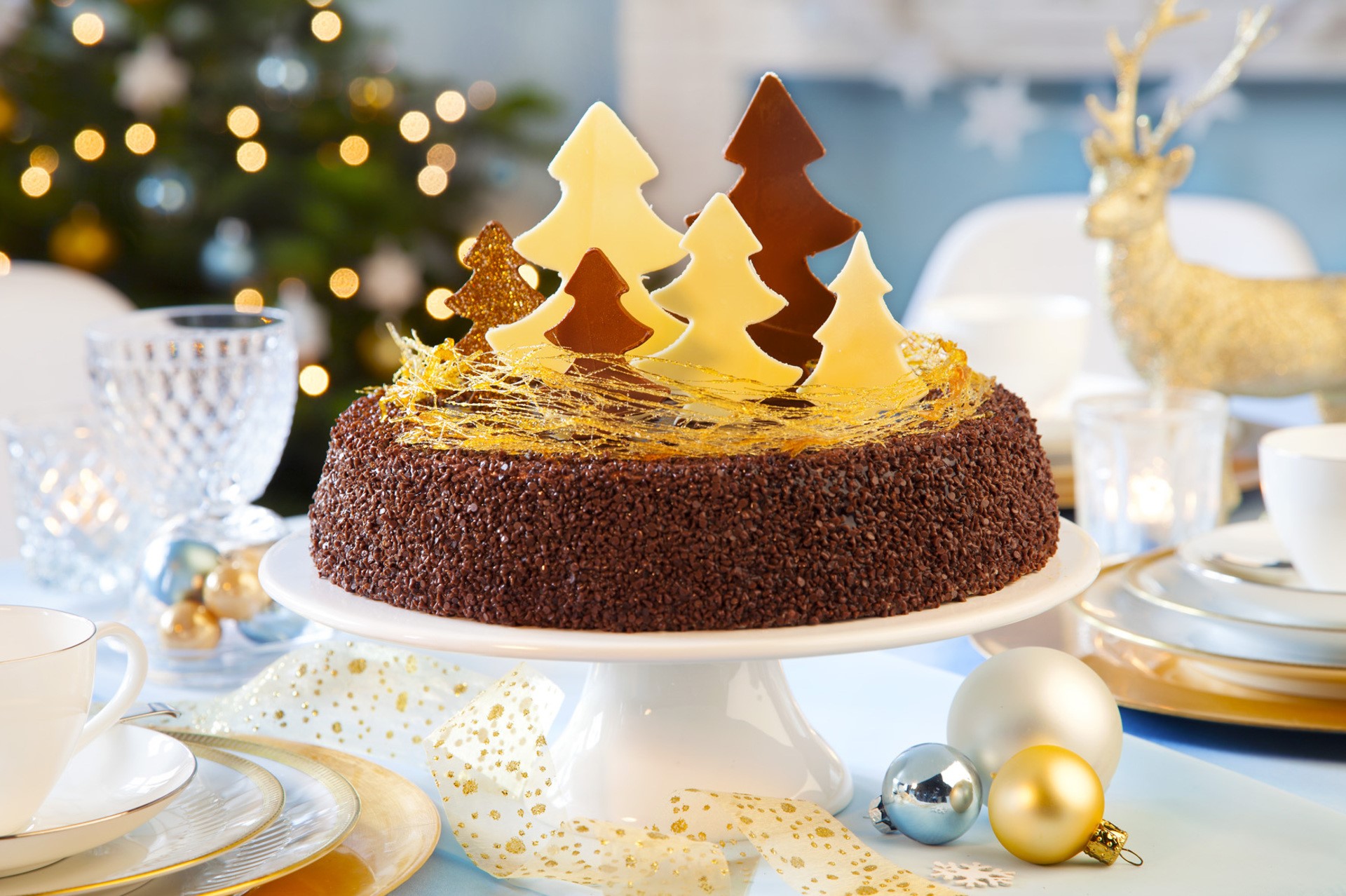 Chocolate Christmas cake with tree decorations HD Wallpaper