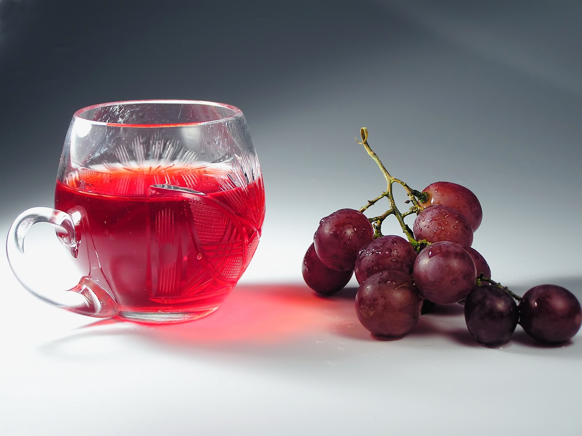 Glass mug with red juice and grapes HD Wallpaper