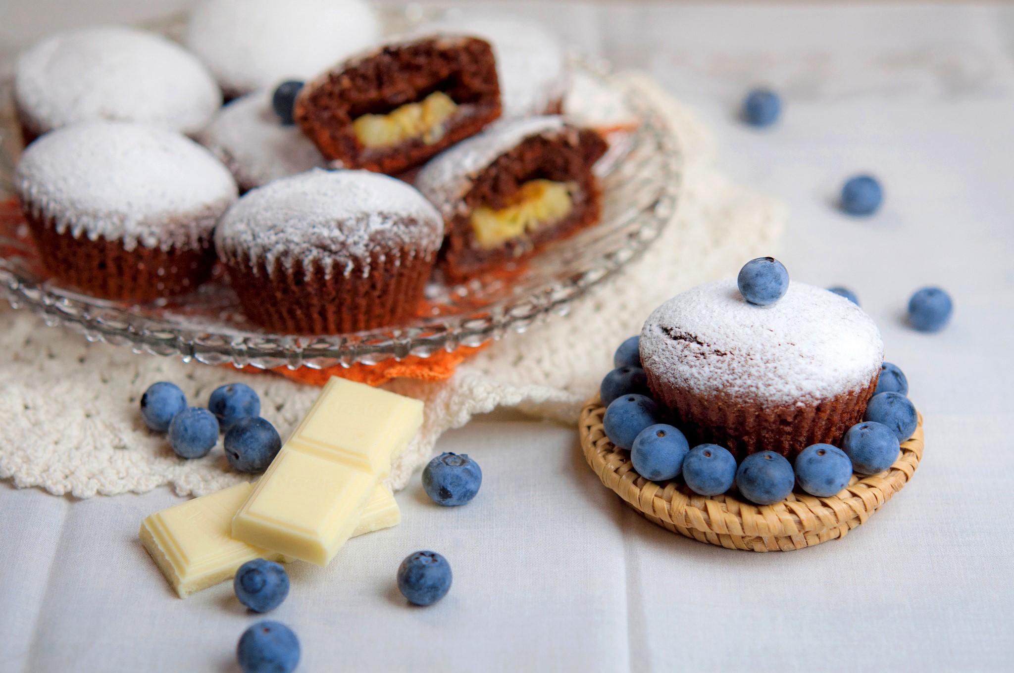 Chocolate muffins with blueberries and white chocolate HD Wallpaper