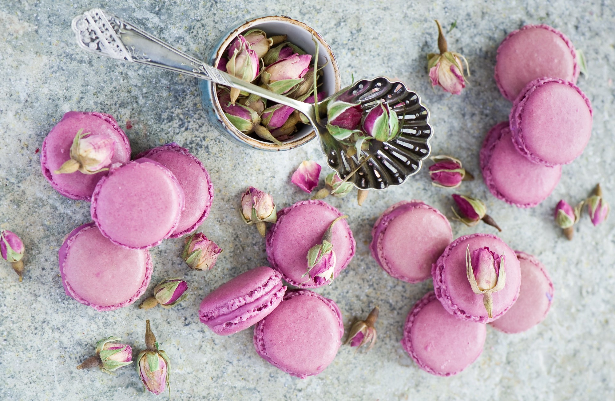 Pink macarons with dried roses and a spoon HD Wallpaper