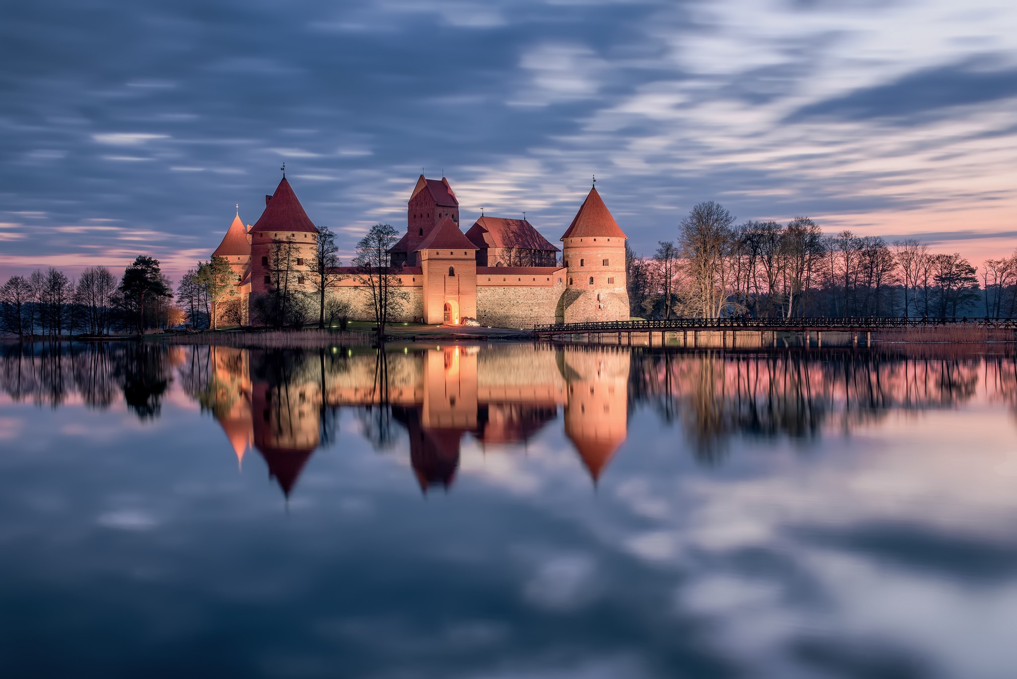 Trakai Island Castle reflected in a lake at dusk HD Wallpaper