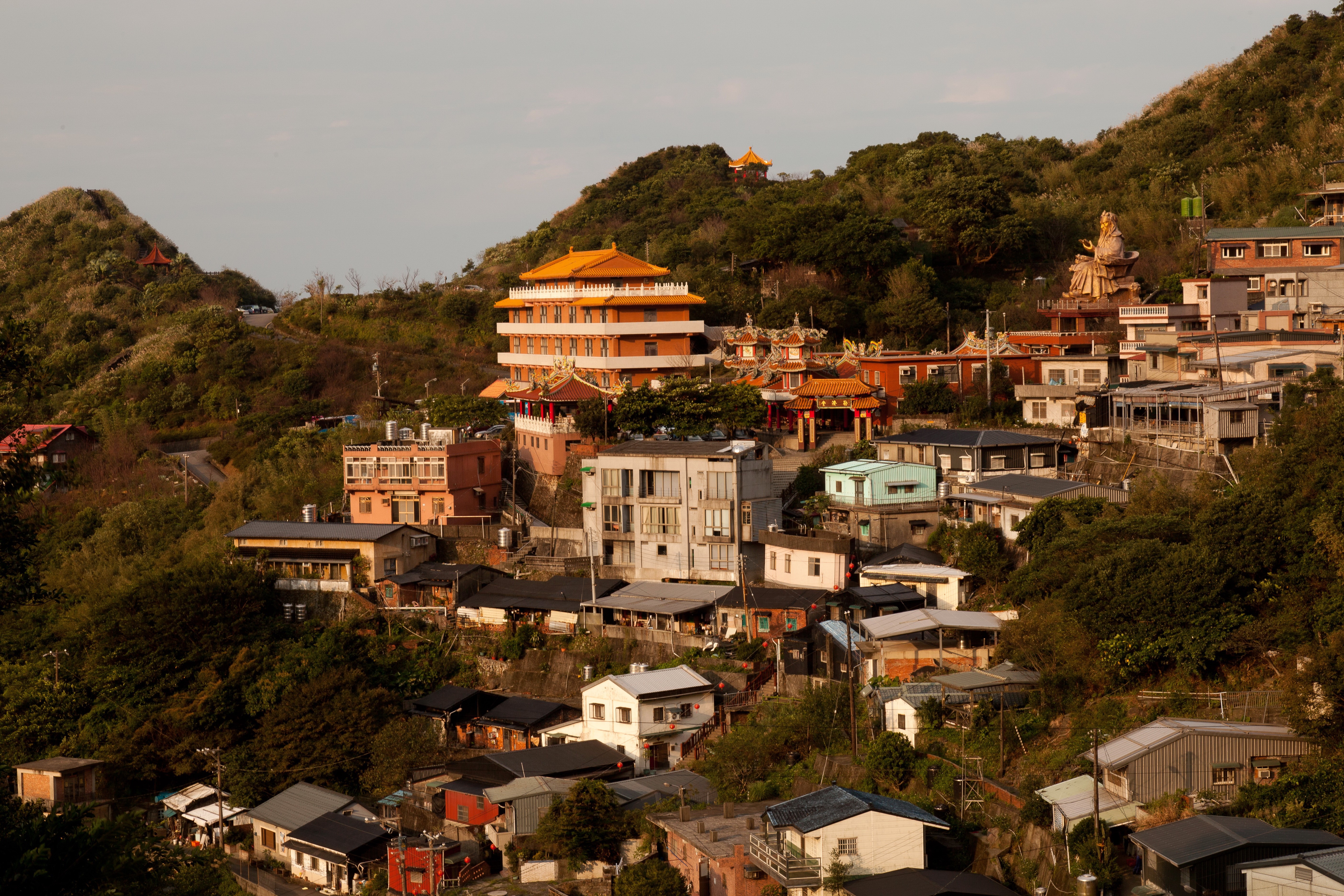 Houses on a hillside in Taiwan HD Wallpaper