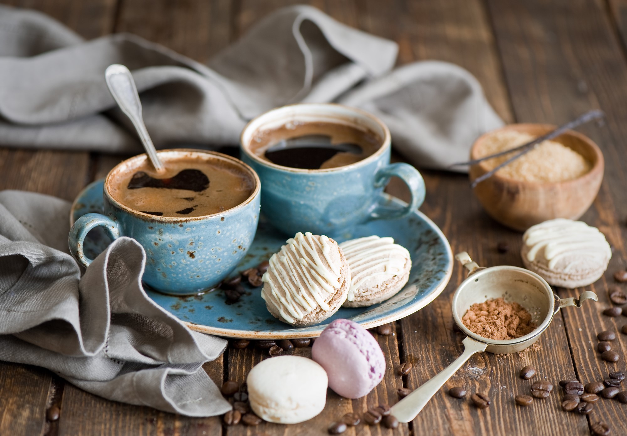 Two cups of coffee with macarons and sugar HD Wallpaper