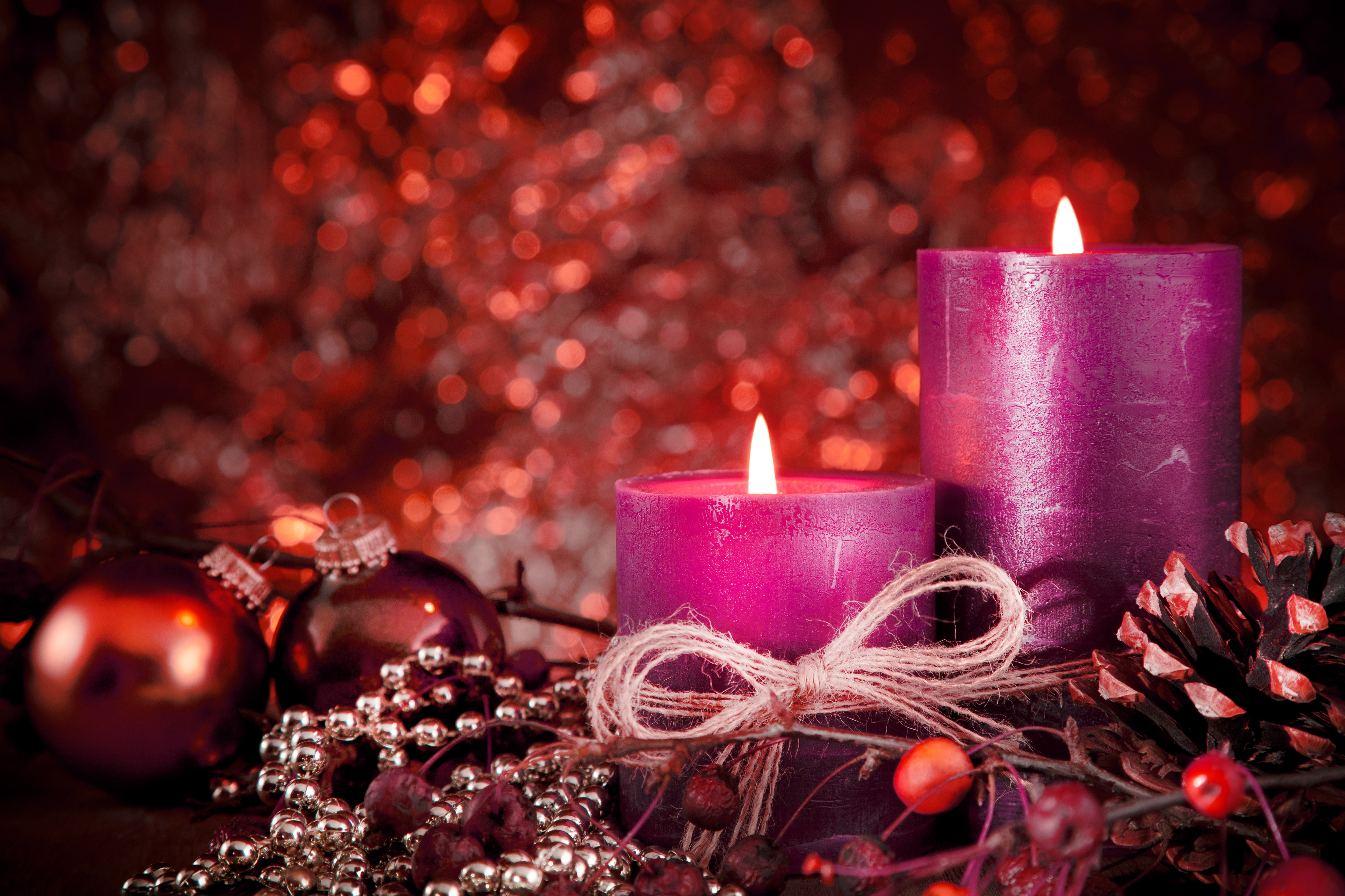Christmas candles with ornaments and pine cone HD Wallpaper
