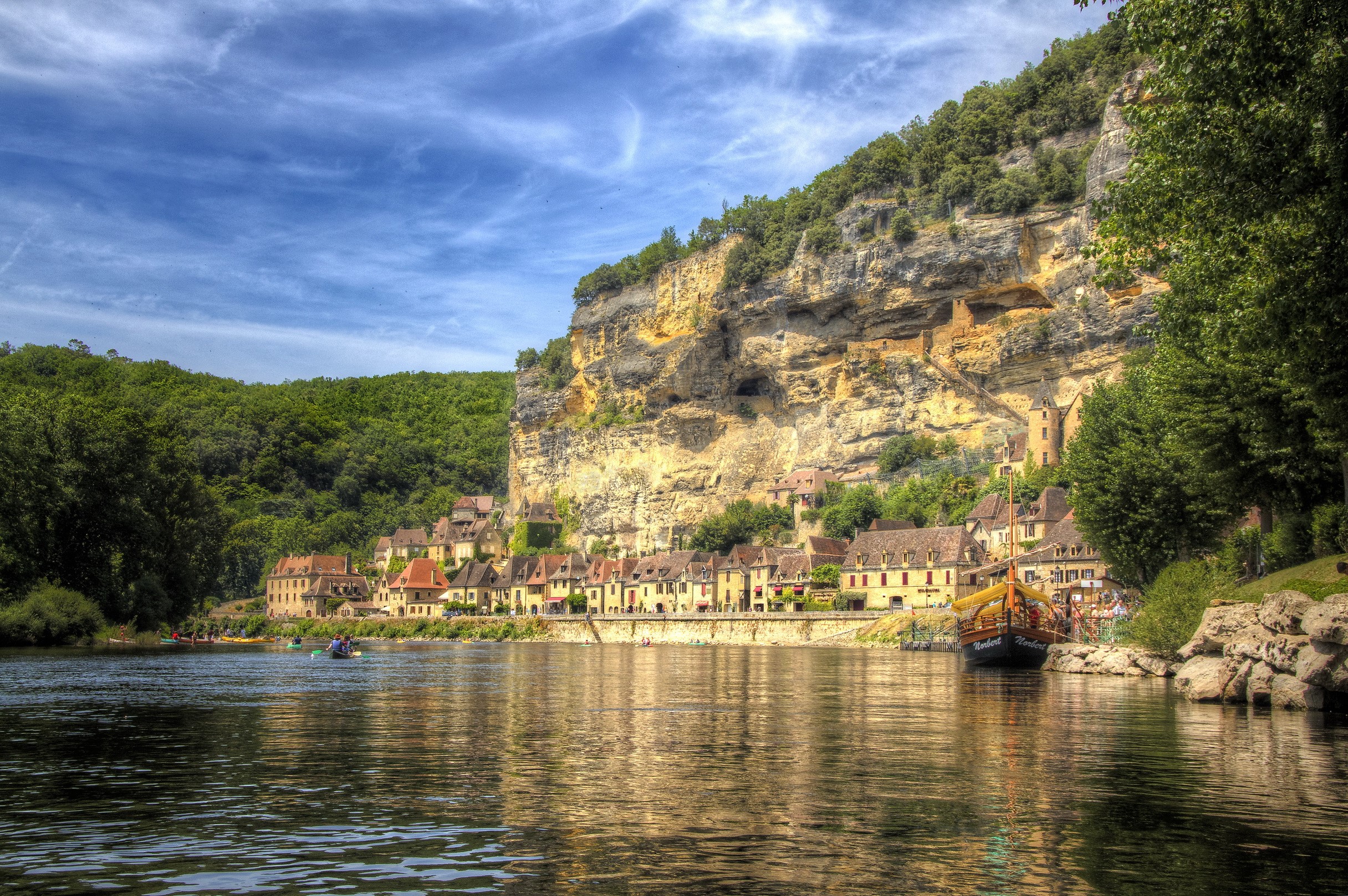 La Roque-Gageac village on the Dordogne River, France HD Wallpaper