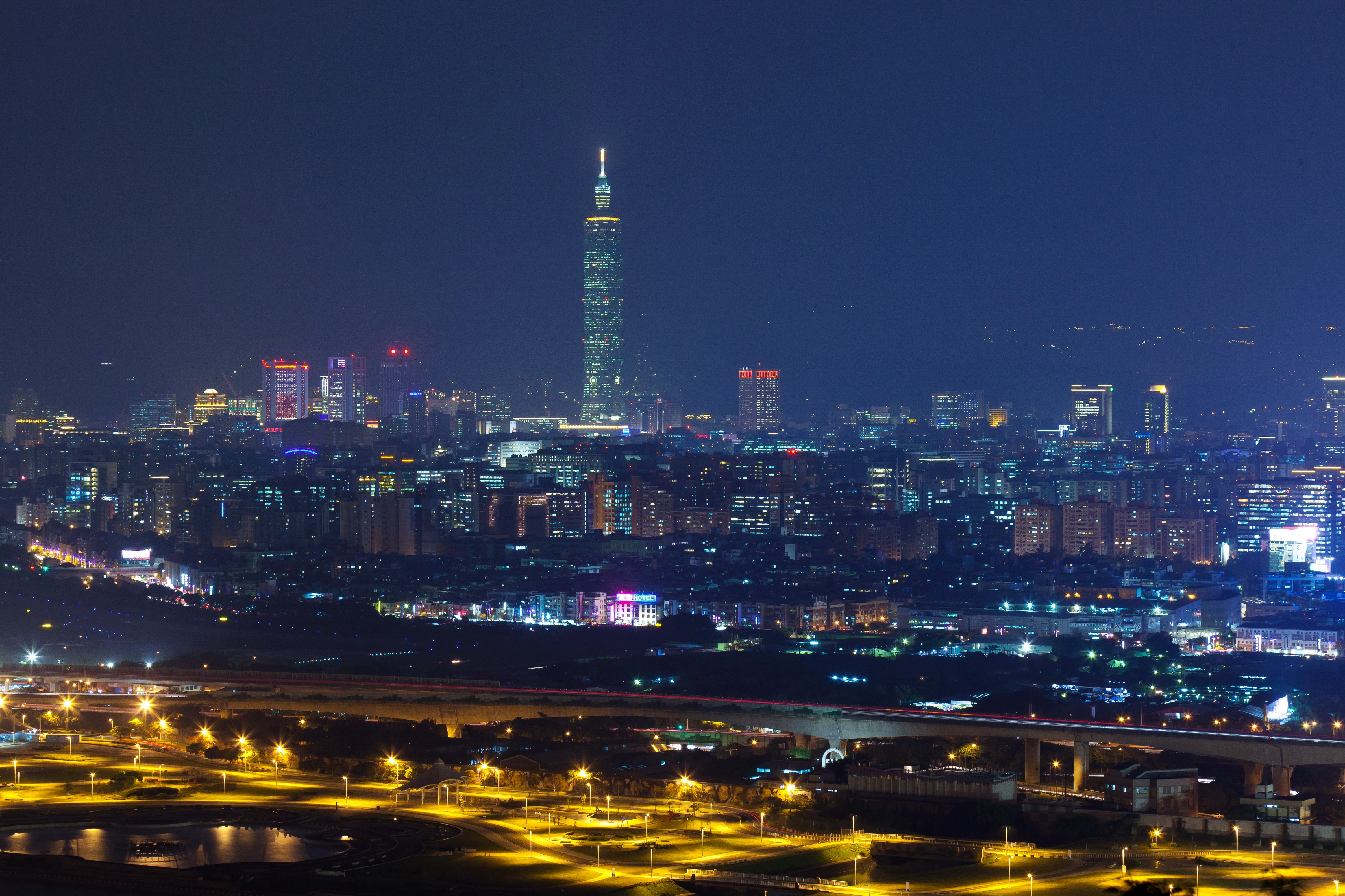 4K Night view of Taipei Megapolis, Taiwan HD Wallpaper