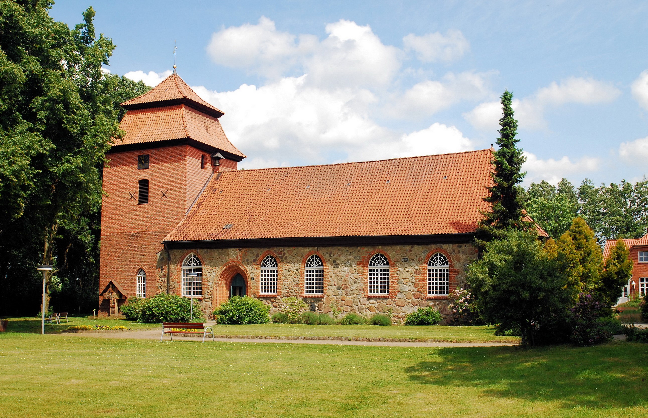 Willibrord-Kirche in Germany with a lawn HD Wallpaper