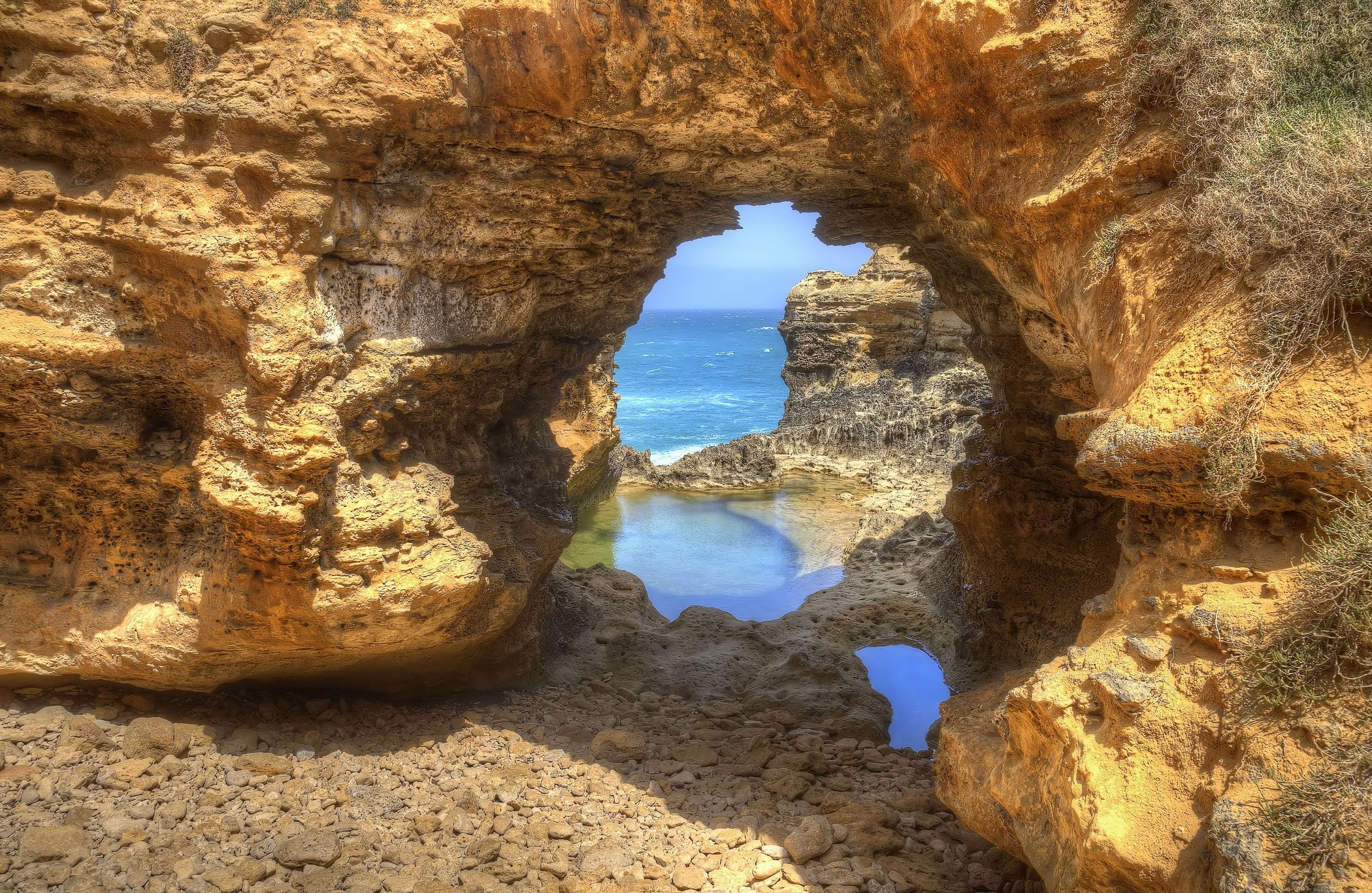 Archway rock formation overlooking the ocean in Victoria, Australia HD Wallpaper