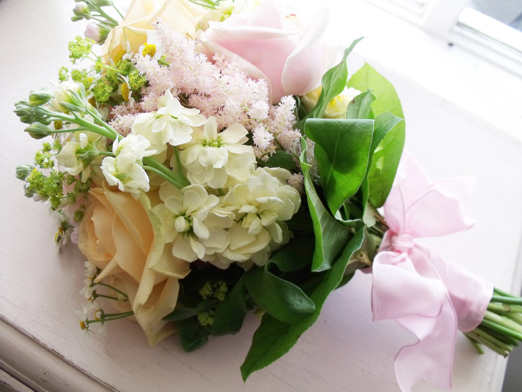 Bouquet of roses and other flowers with pink ribbon HD Wallpaper
