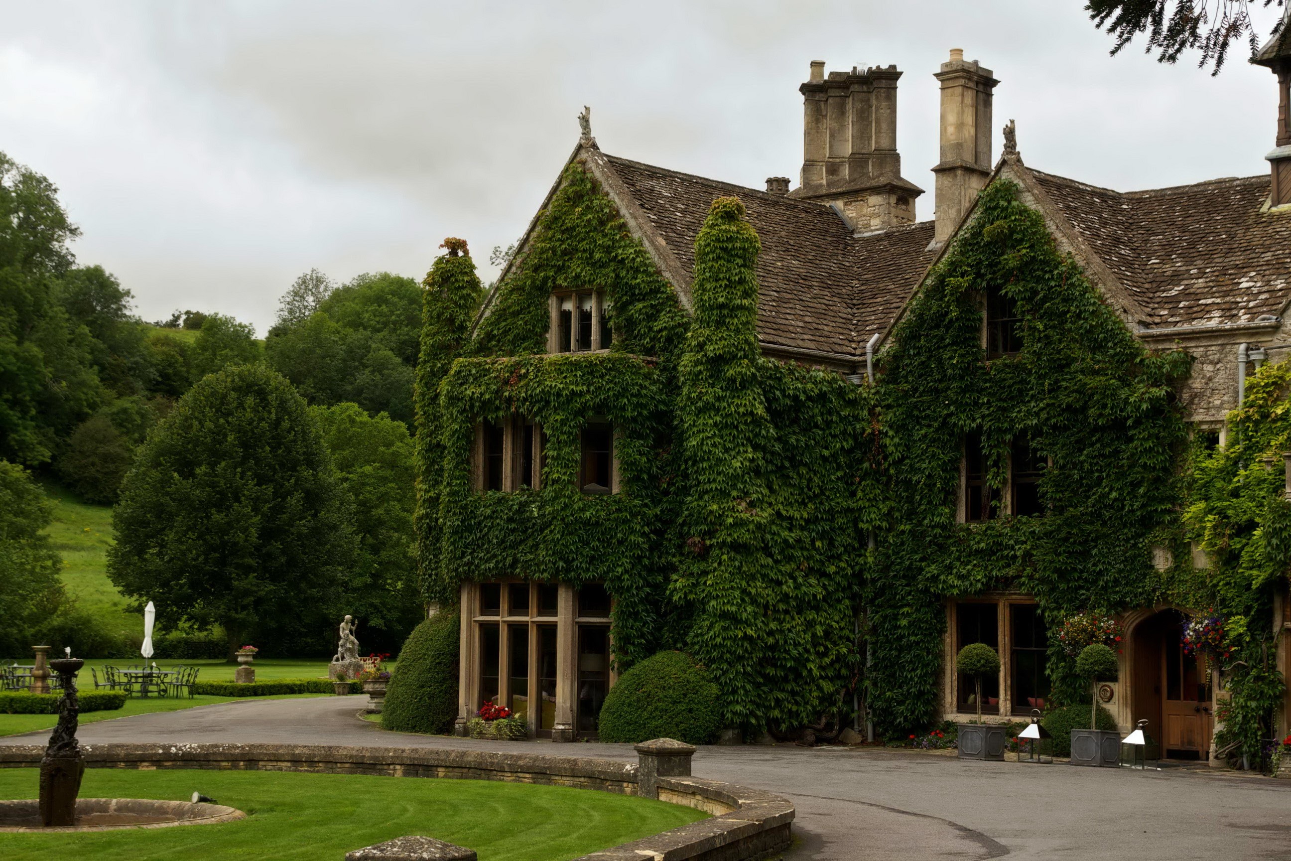 Ivy-covered manor house in Wiltshire, England HD Wallpaper