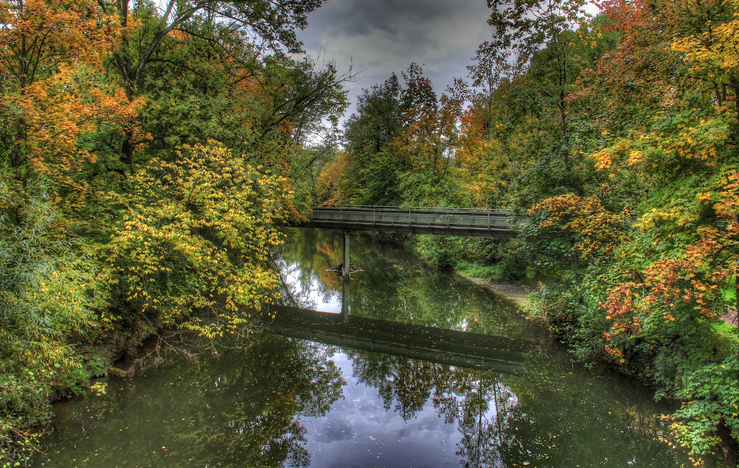 Bridge over a river in Bad Mergentheim, Germany during autumn HD Wallpaper