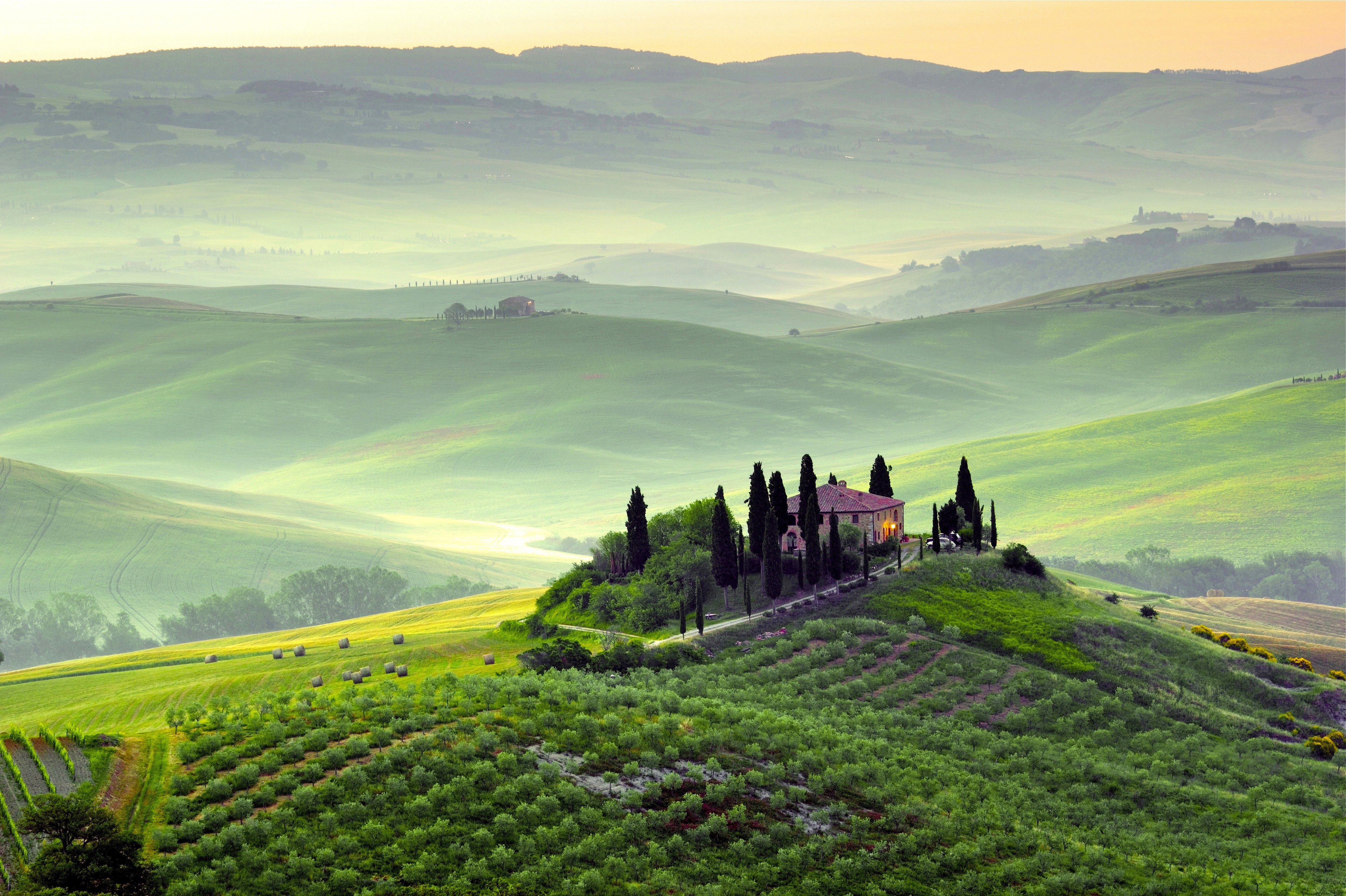 Tuscany landscape with rolling hills and a villa HD Wallpaper