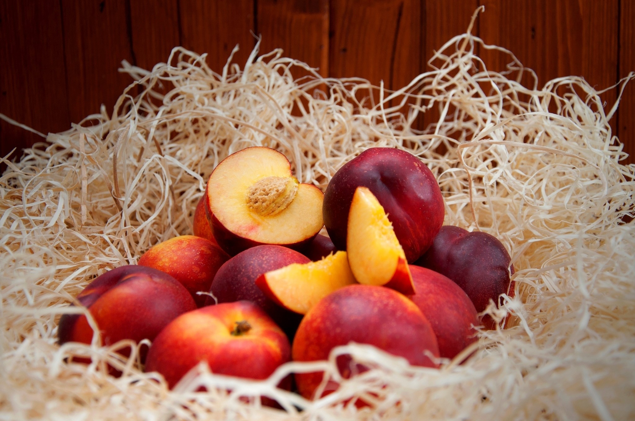 Nectarines and peach slices in straw HD Wallpaper