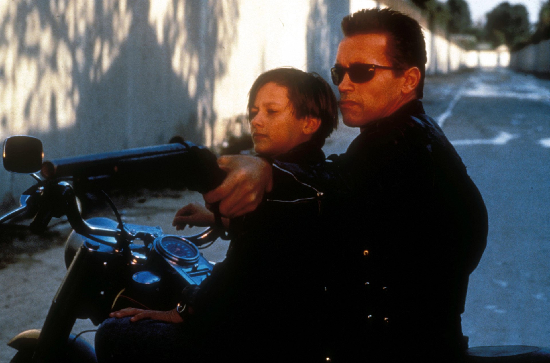 Arnold Schwarzenegger and Edward Furlong in Terminator 2 HD Wallpaper