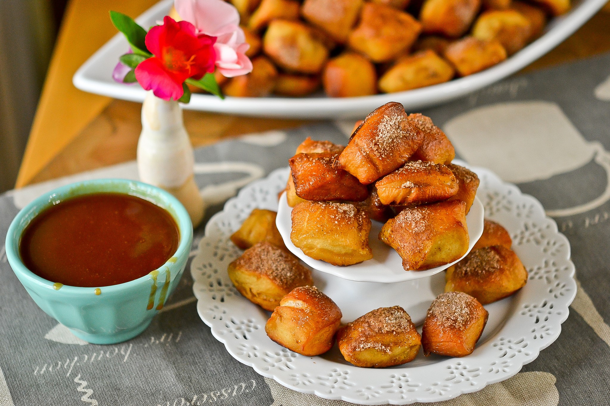 Fried pretzel bites with caramel dip and flowers HD Wallpaper