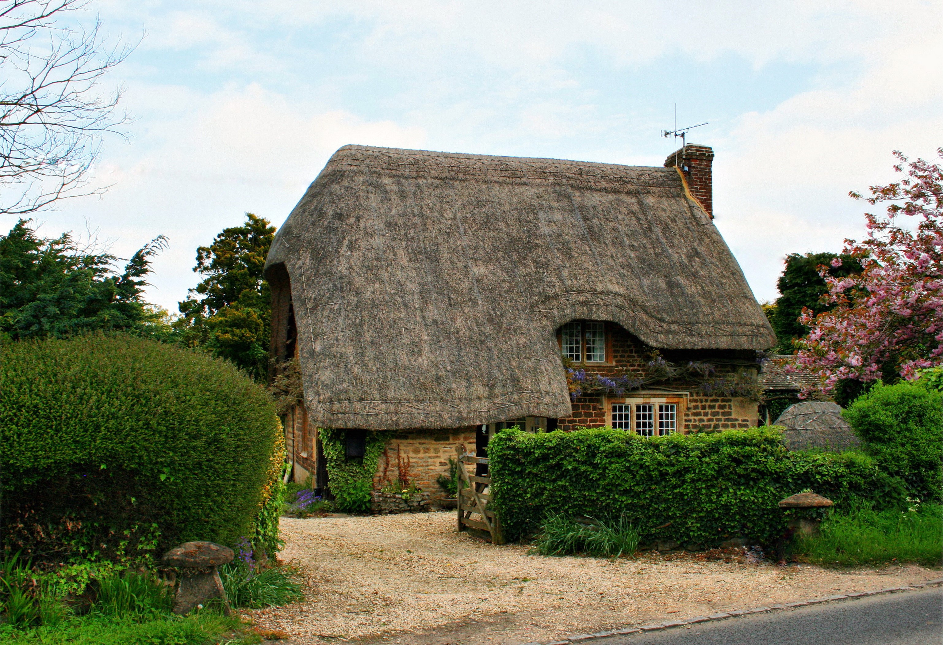 Thatched cottage in Calne, Wiltshire, United Kingdom HD Wallpaper
