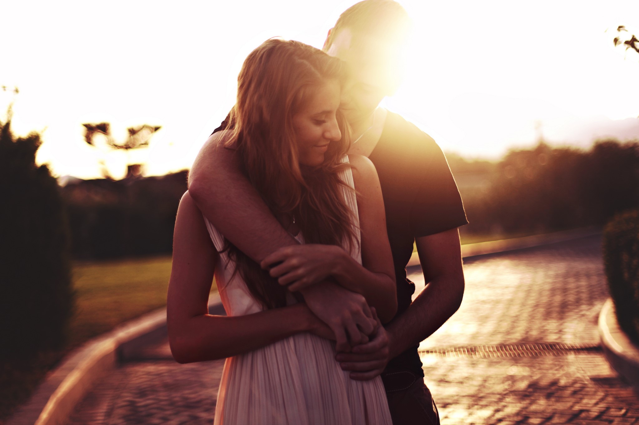 Couple embracing at sunset HD Wallpaper