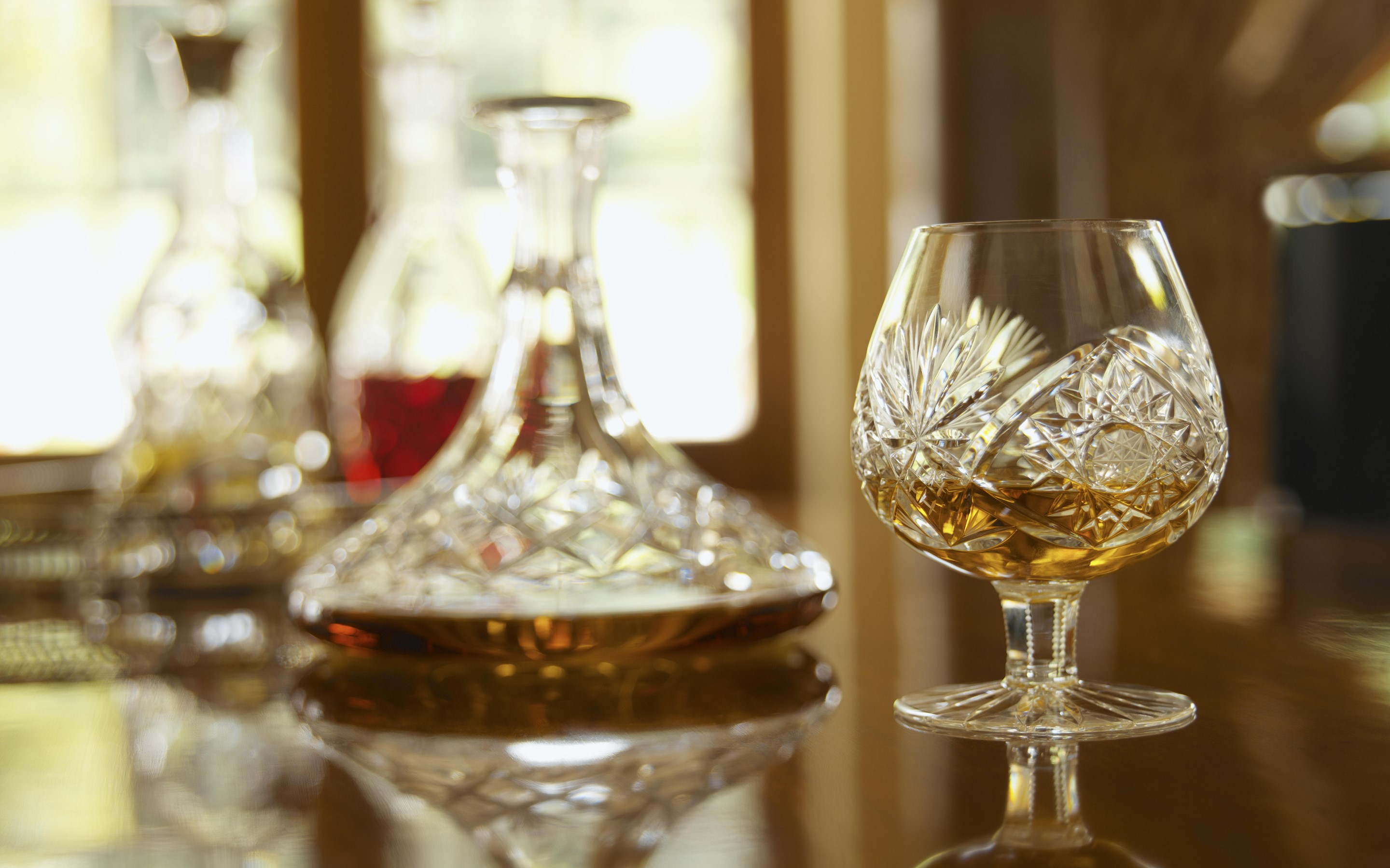 Crystal decanter and glass of whisky HD Wallpaper