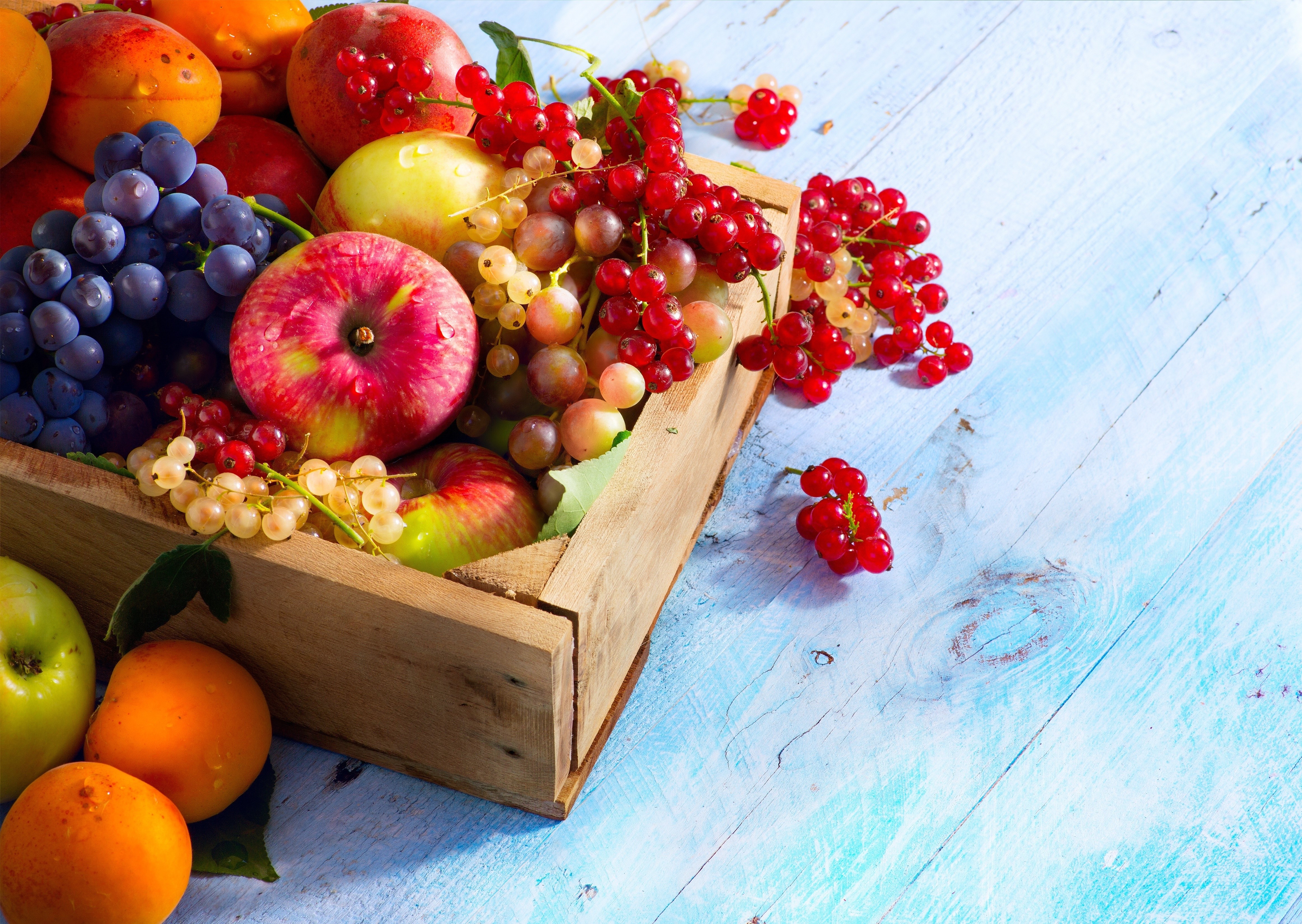 4K Fruit: Apples, Grapes, Currants in a Crate HD Wallpaper
