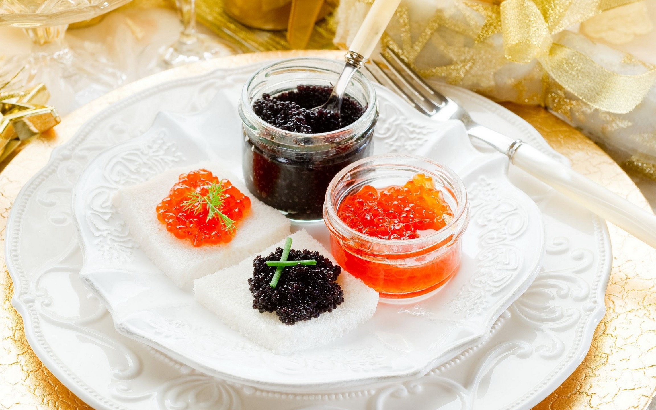 Caviar served on toast with dill and chives HD Wallpaper