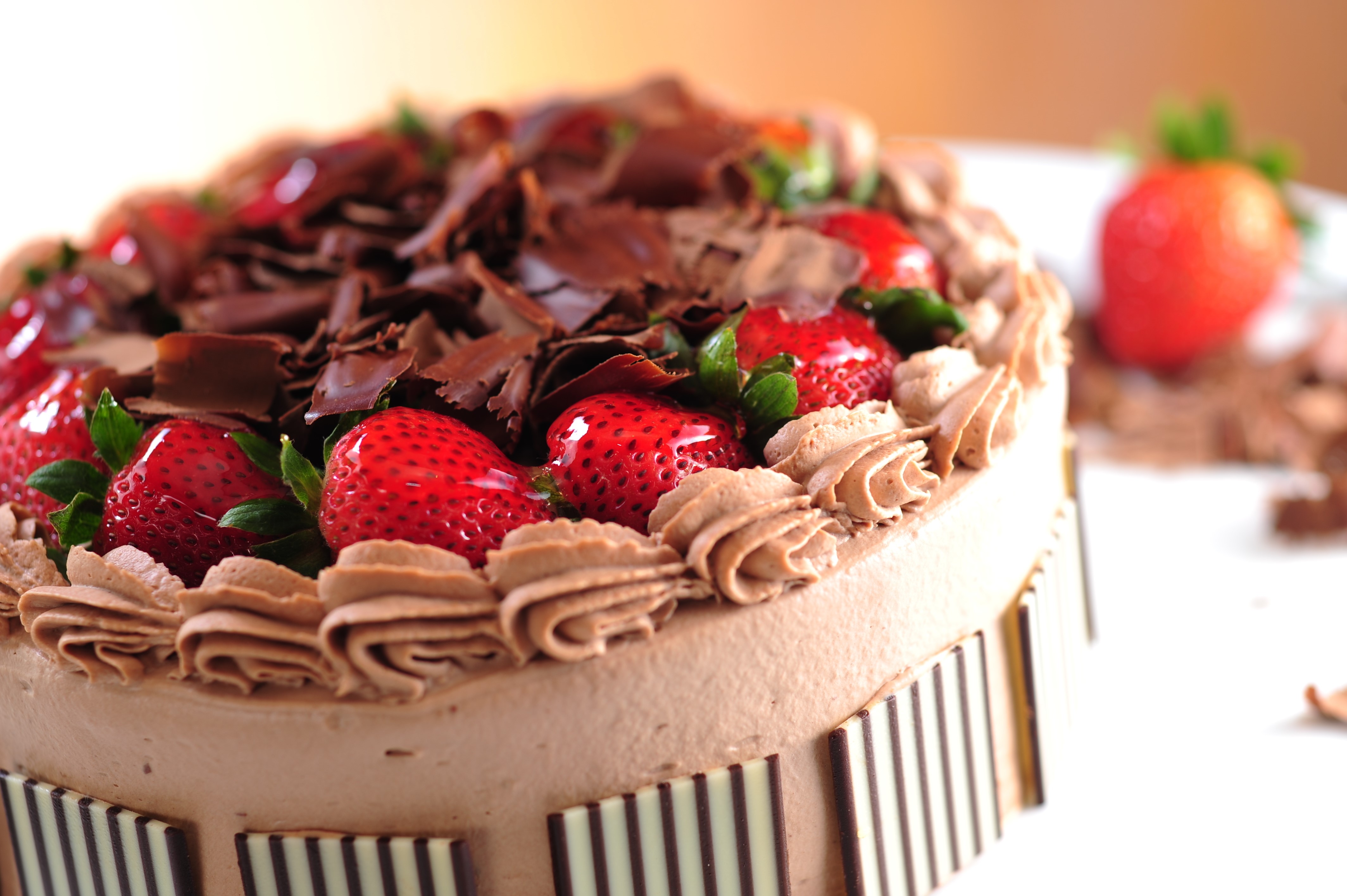 Chocolate cake with strawberries and chocolate shavings HD Wallpaper