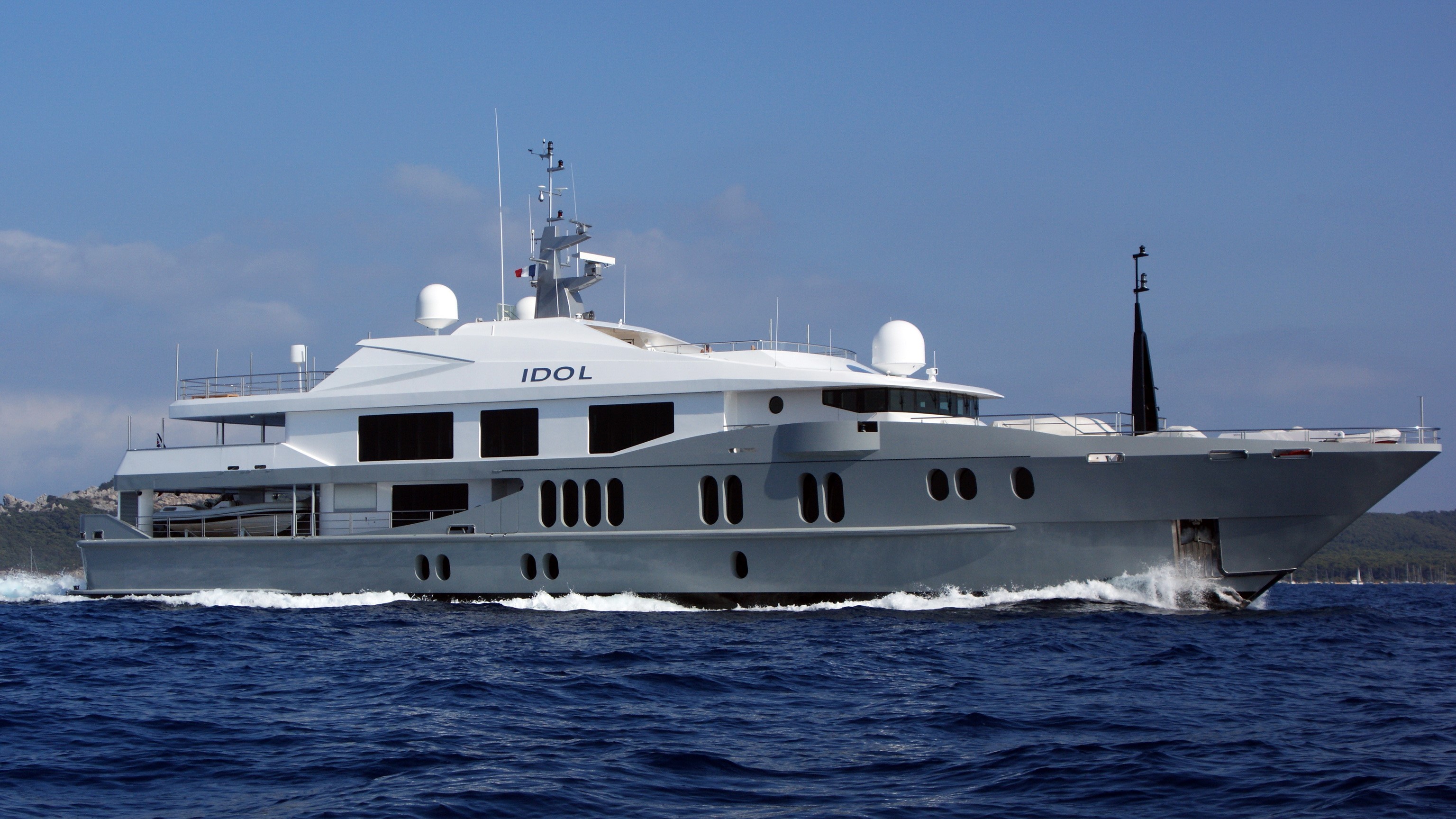 The luxury yacht Idol sailing on the sea HD Wallpaper
