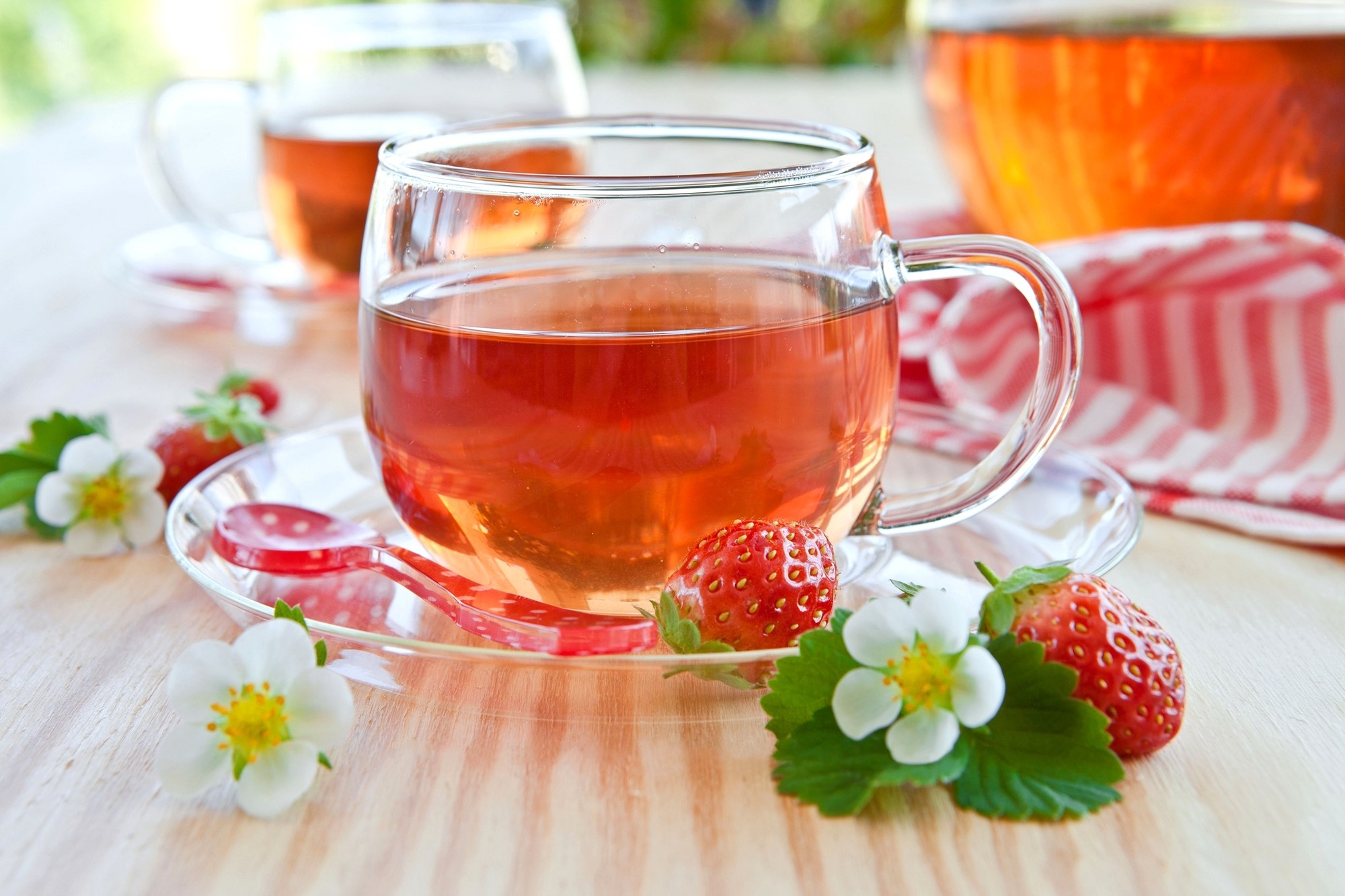 Strawberry tea in glass cups with strawberries and flowers HD Wallpaper