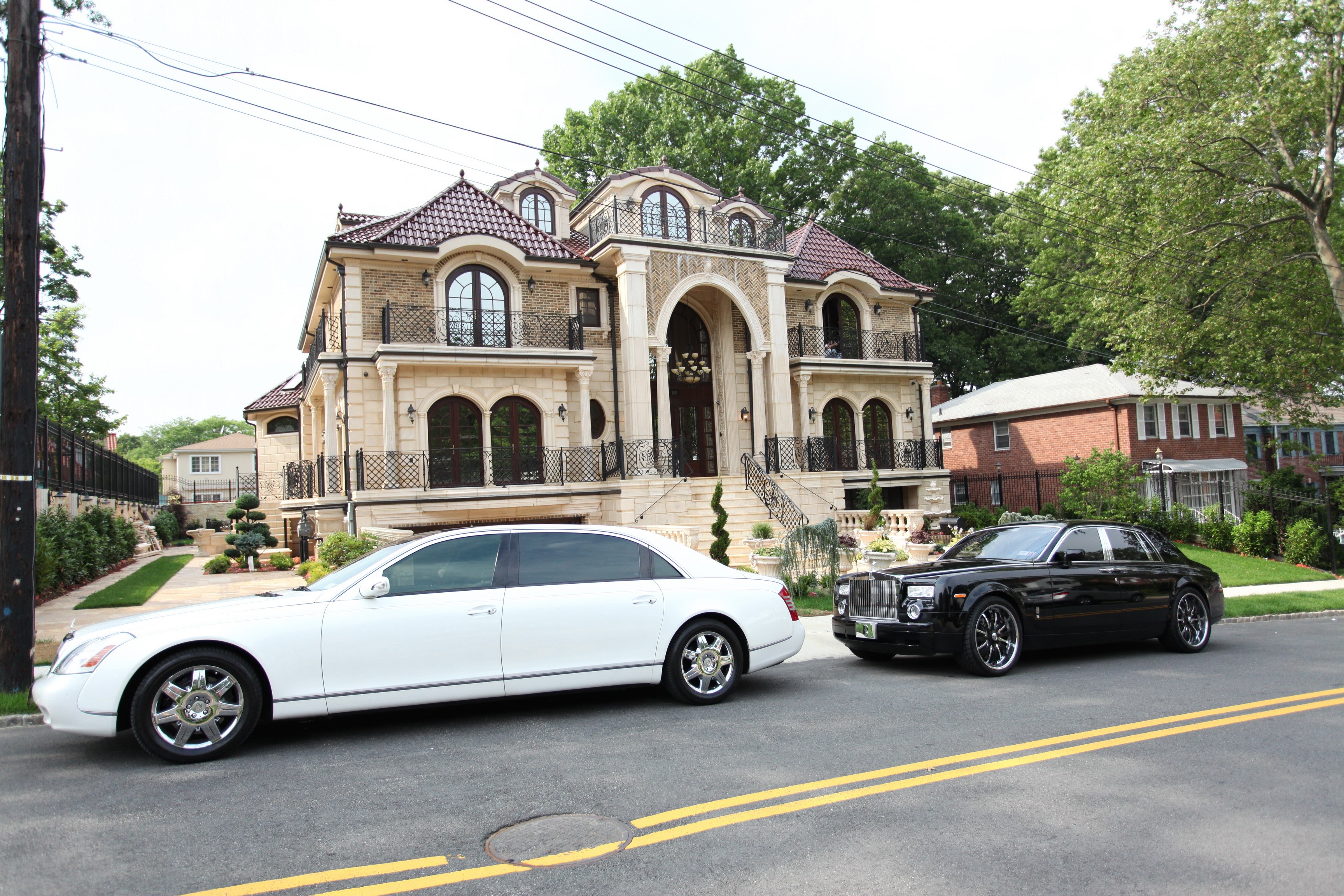 Maybach and Rolls-Royce parked in front of a mansion HD Wallpaper