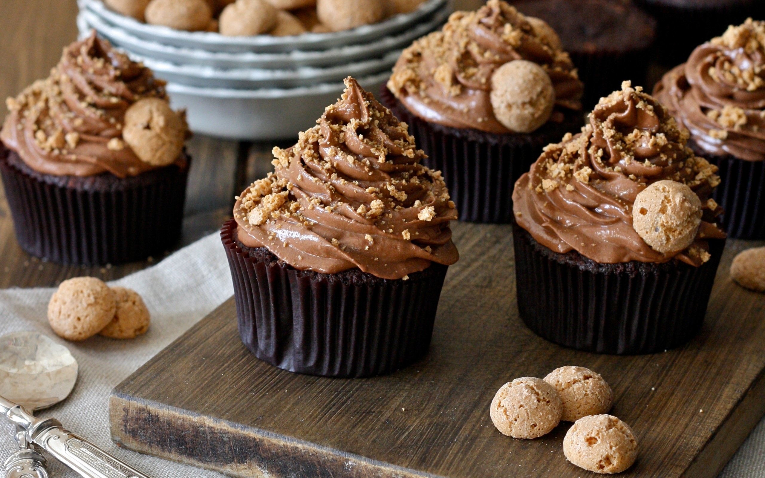 Chocolate cupcakes with frosting and cookies HD Wallpaper