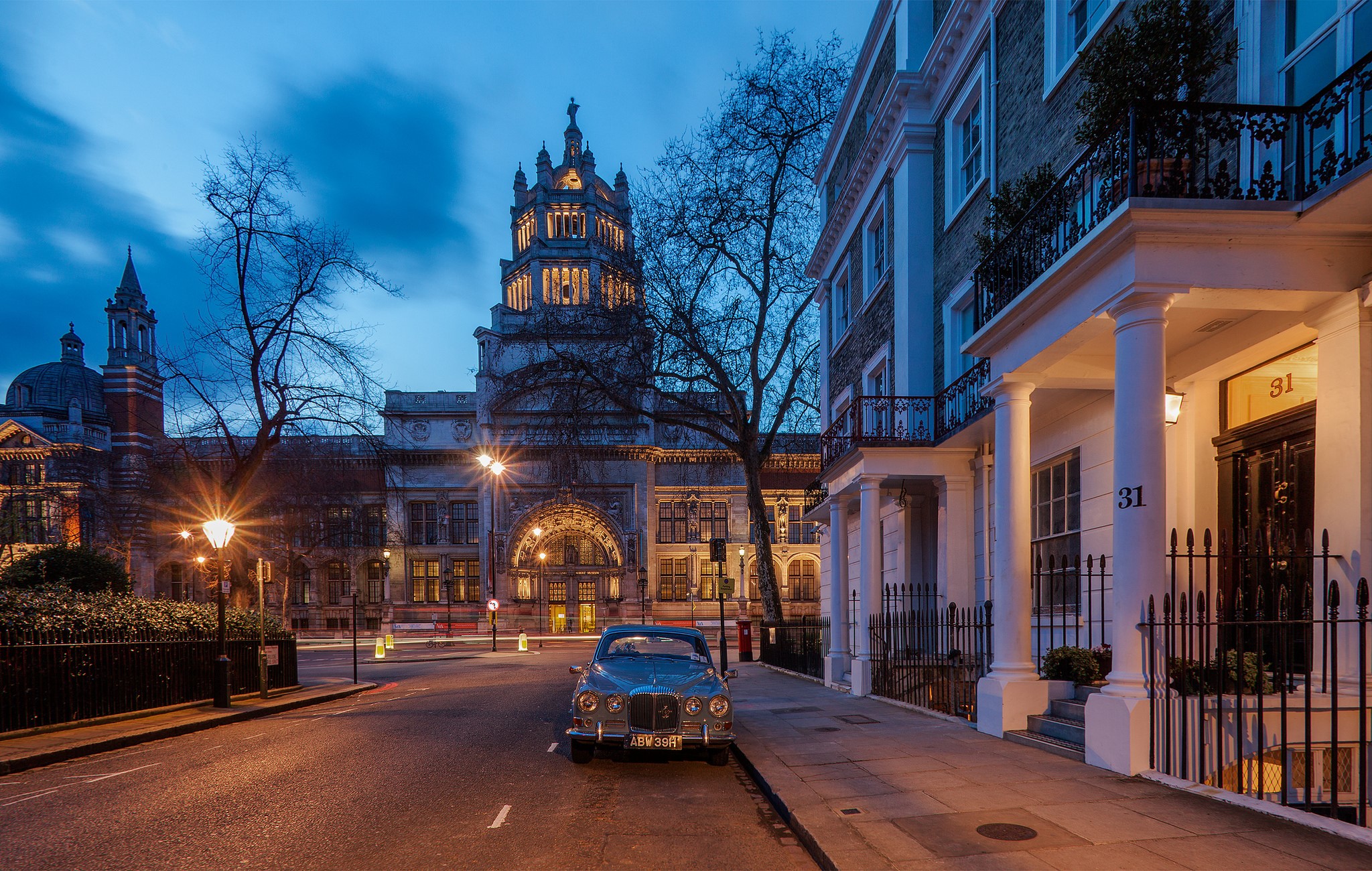 Victoria and Albert Museum London street at dusk HD Wallpaper