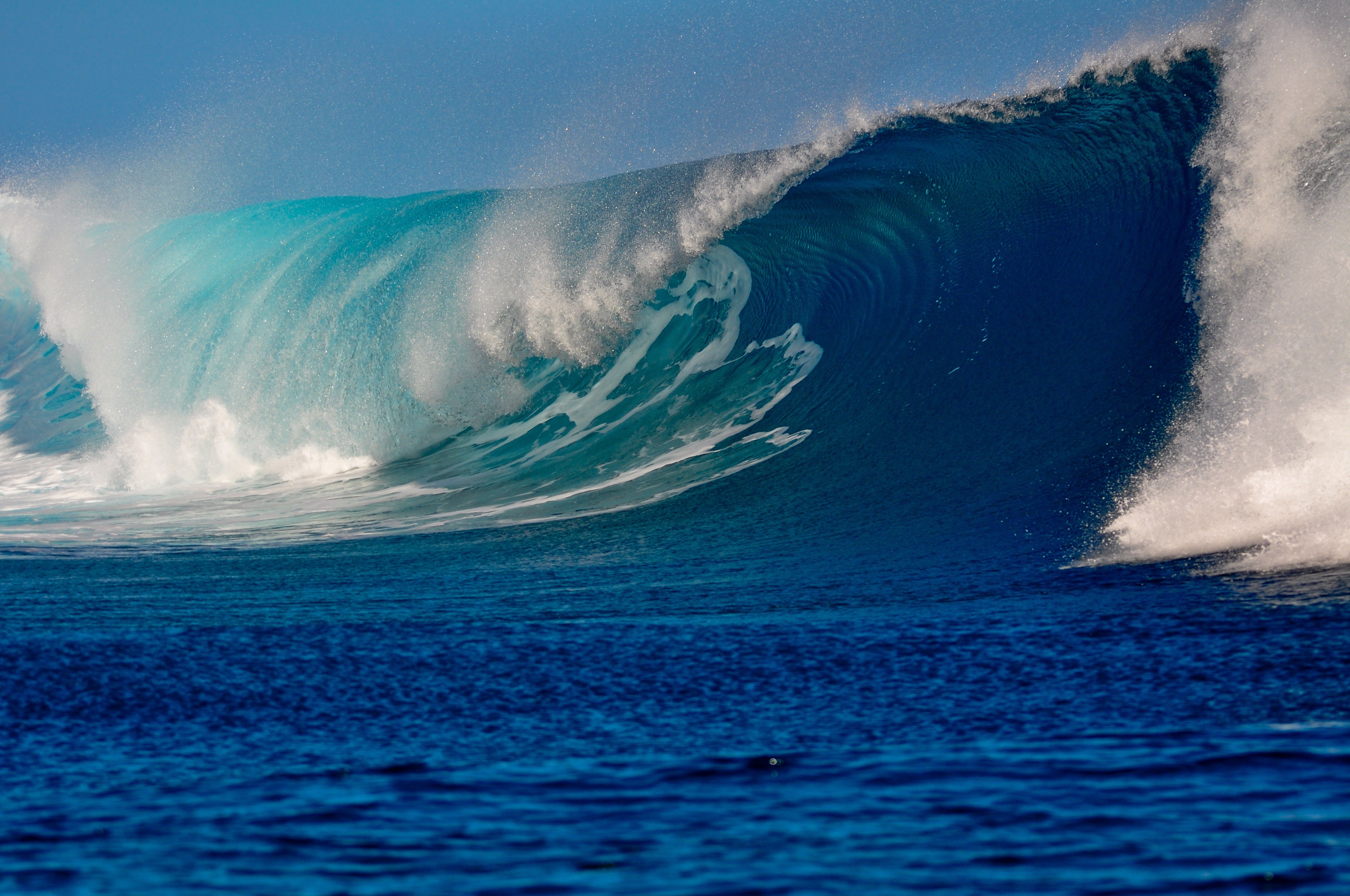 4K Waves Crashing in the Sea HD Wallpaper