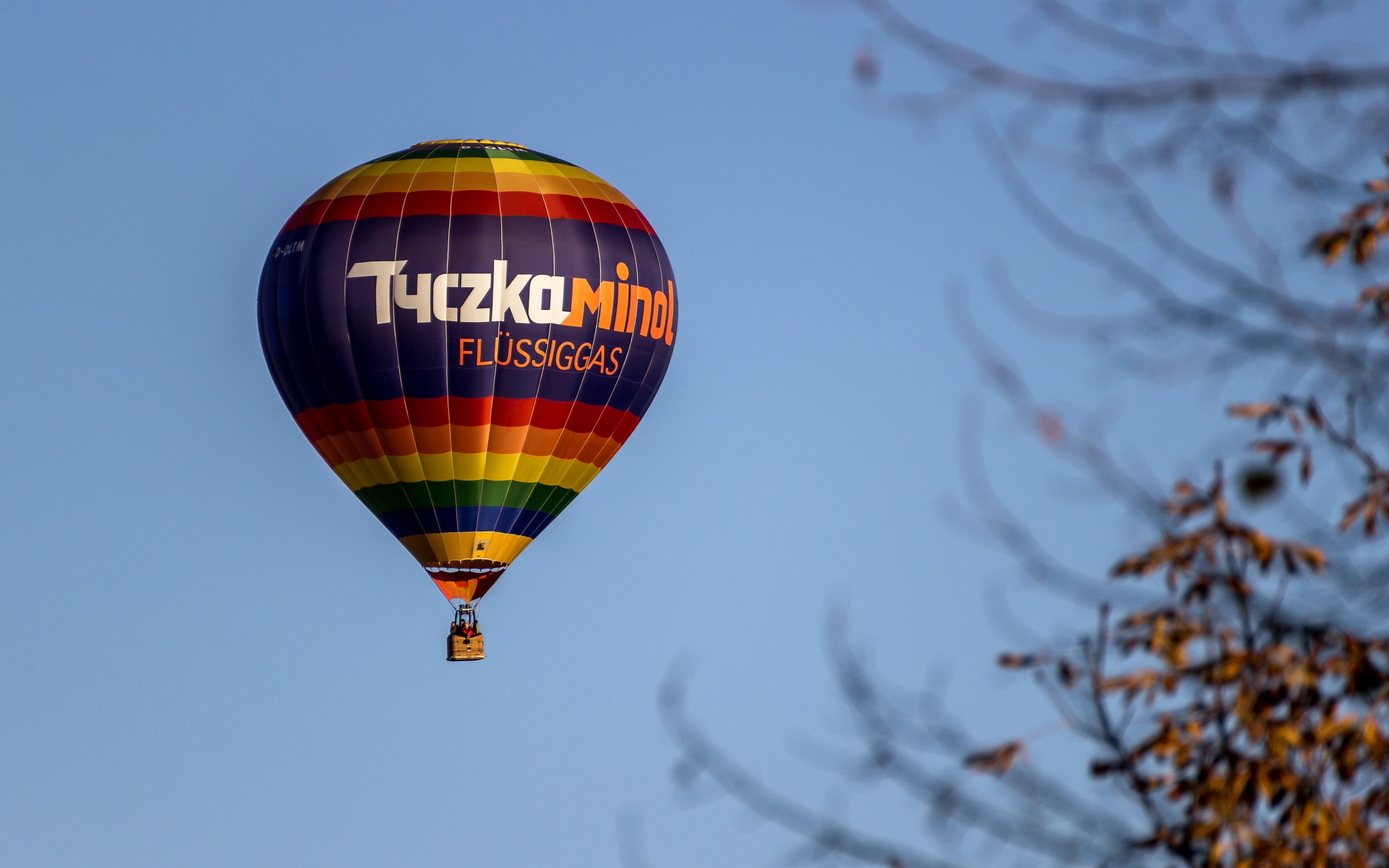 Tyczka Flüssiggas hot air balloon in the sky HD Wallpaper